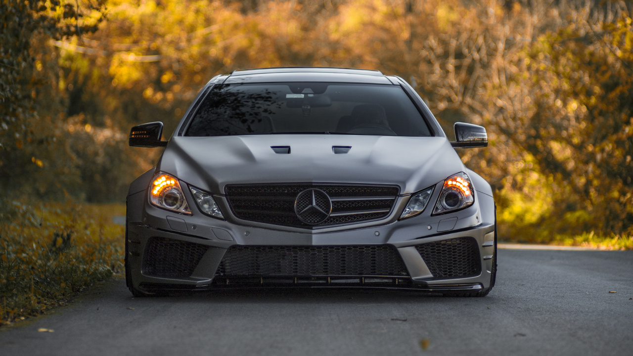 Schwarzes Mercedes Benz Auto Tagsüber Unterwegs Car. Wallpaper in 1280x720 Resolution