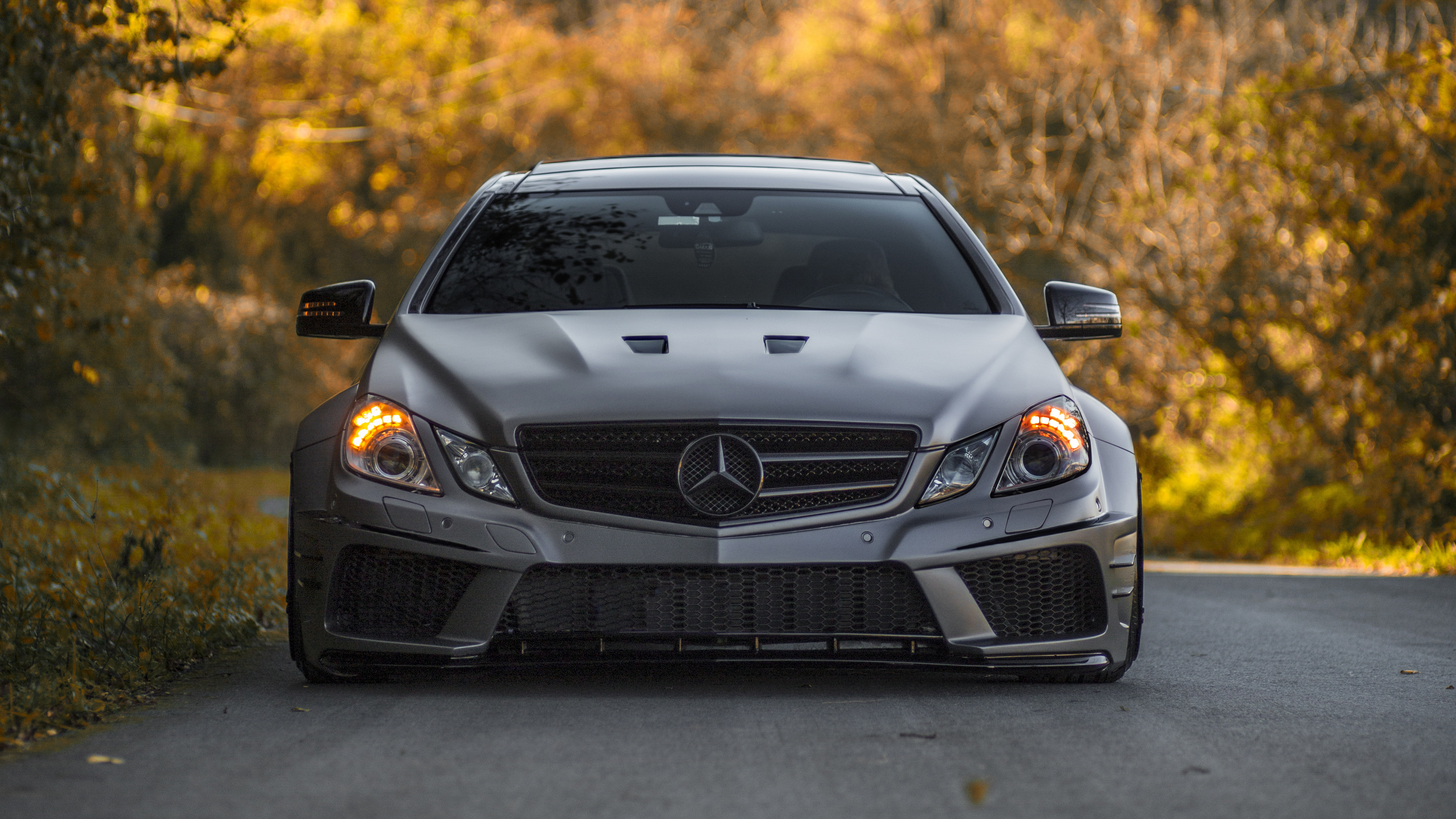 Schwarzes Mercedes Benz Auto Tagsüber Unterwegs Car. Wallpaper in 3840x2160 Resolution