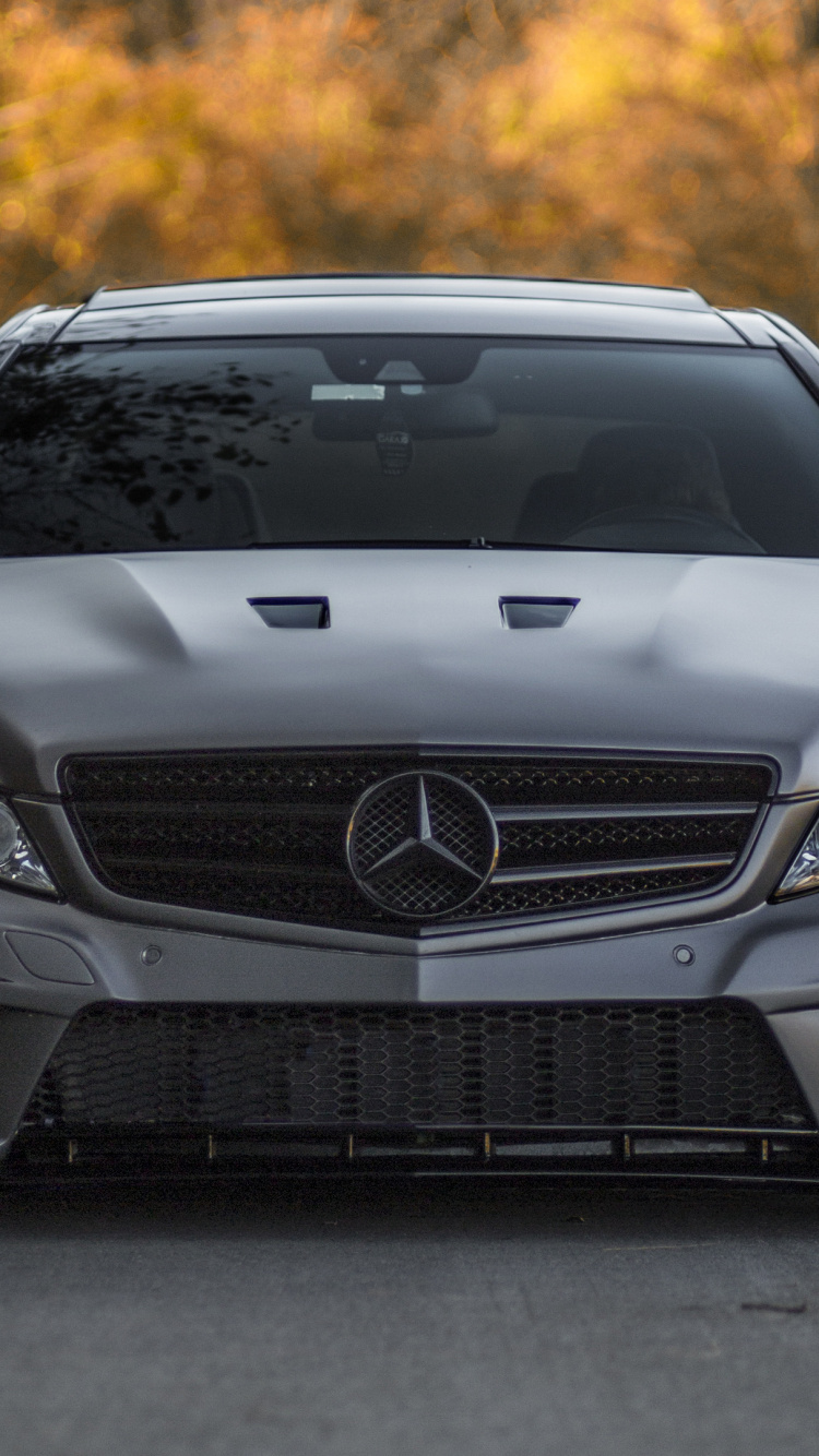 Schwarzes Mercedes Benz Auto Tagsüber Unterwegs Car. Wallpaper in 750x1334 Resolution