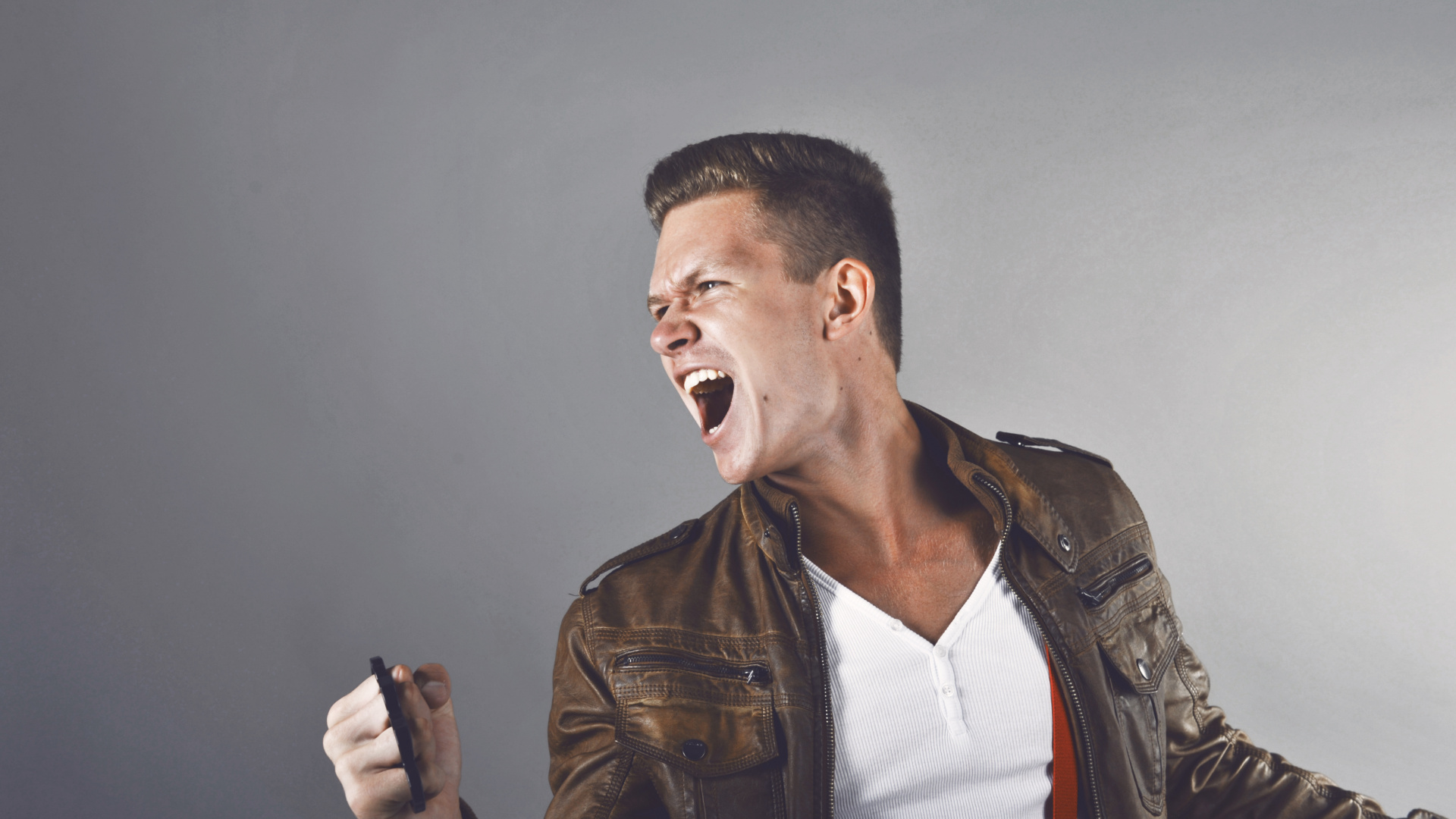 L'homme, Microphone, T-shirt, la Musique de L'artiste, Pantalon. Wallpaper in 1920x1080 Resolution