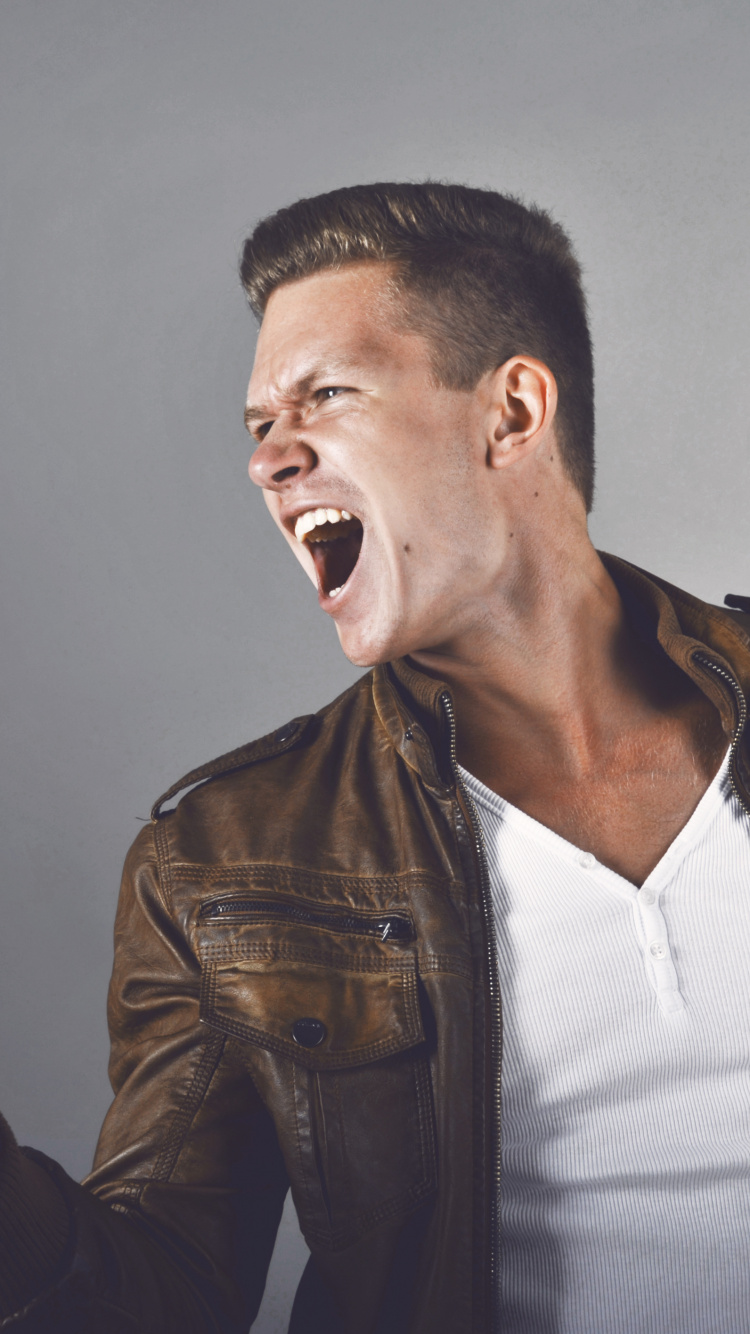 L'homme, Microphone, T-shirt, la Musique de L'artiste, Pantalon. Wallpaper in 750x1334 Resolution