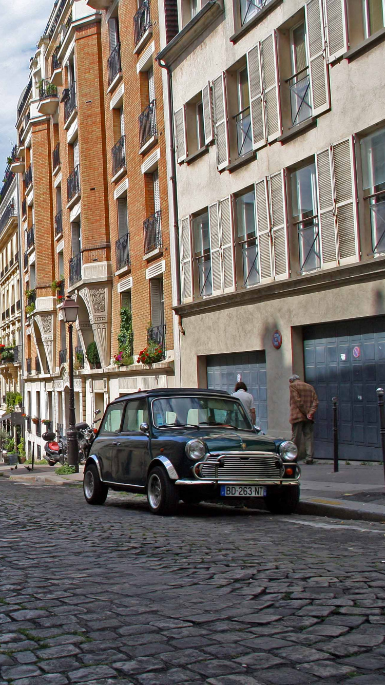 Voitures Garées Sur le Côté de la Route Entre Les Bâtiments Pendant la Journée. Wallpaper in 750x1334 Resolution
