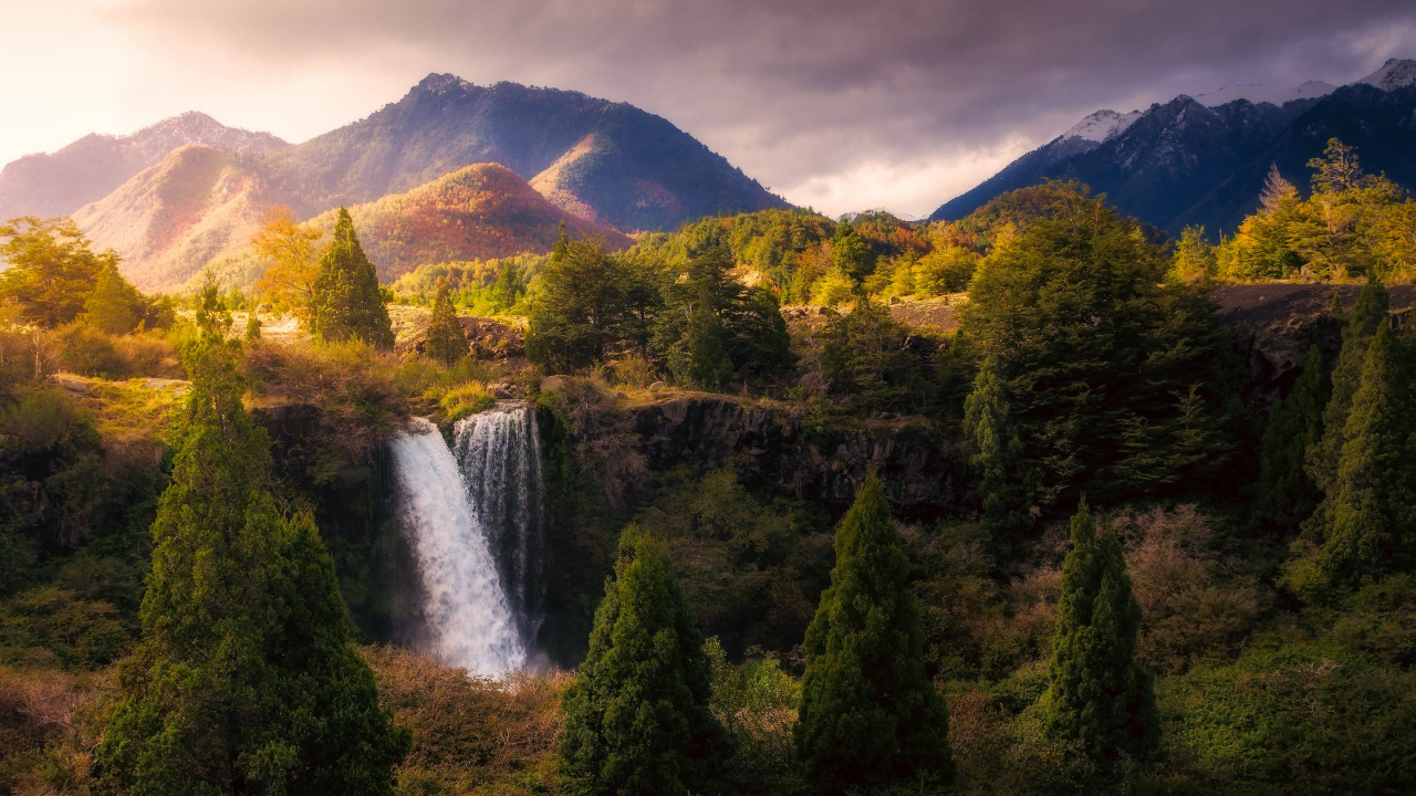 Cascades au Milieu Des Montagnes Verdoyantes. Wallpaper in 1280x720 Resolution