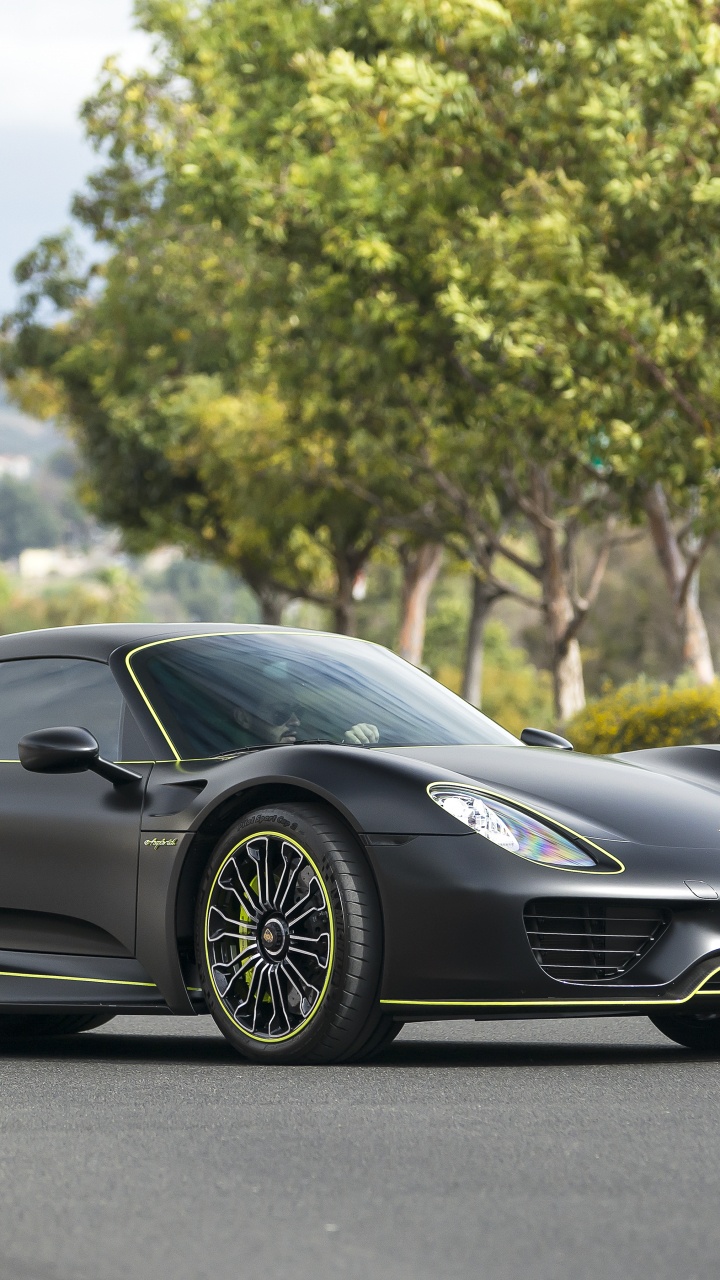 Schwarzer Porsche 911 Tagsüber Unterwegs. Wallpaper in 720x1280 Resolution