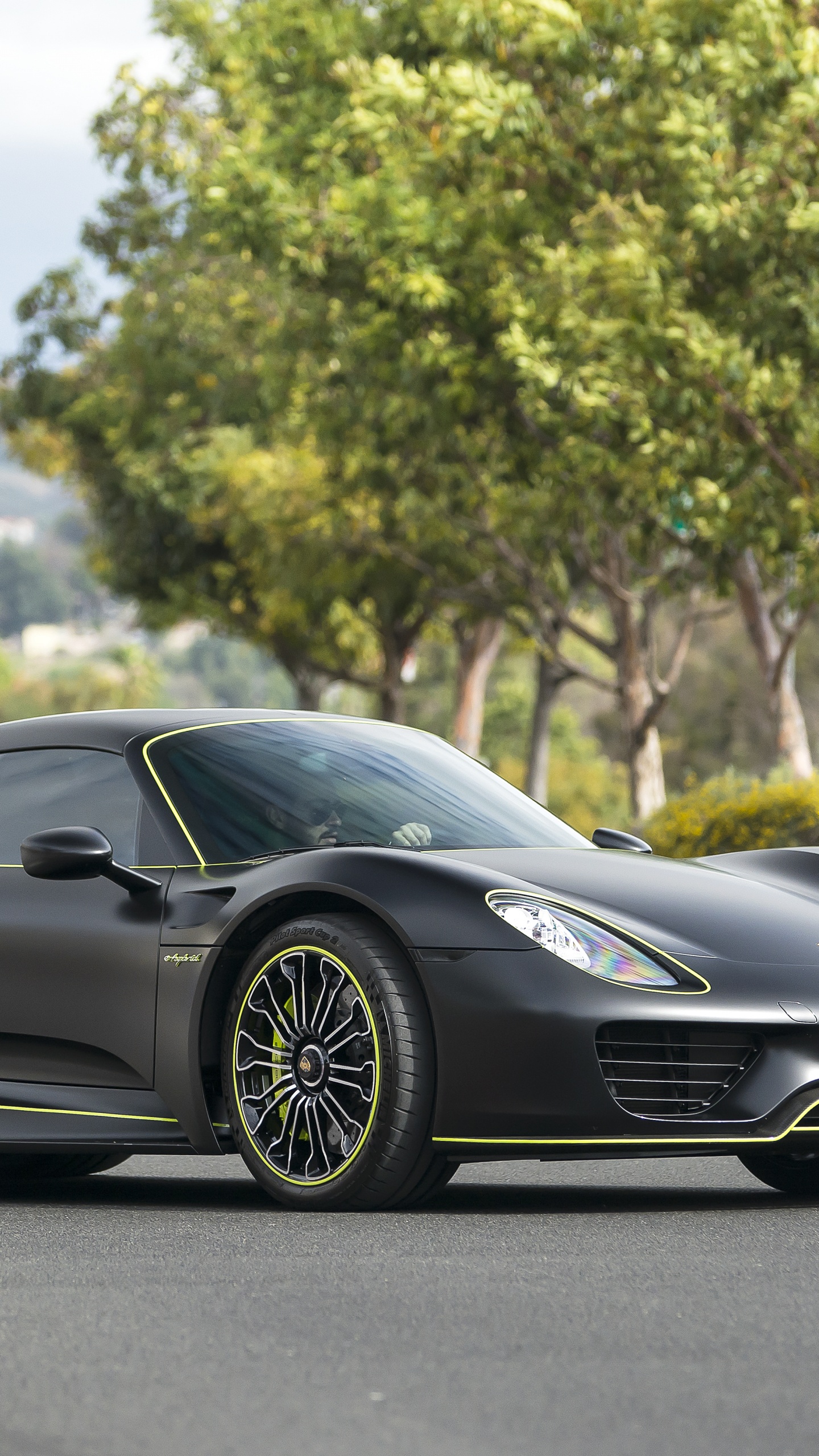 Porsche 911 Negro en la Carretera Durante el Día. Wallpaper in 1440x2560 Resolution