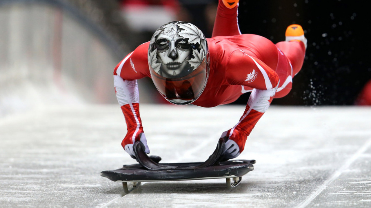 Person im Rot-schwarzen Power-Ranger-Kostüm, Die Auf Einem Schwarz-weißen Motorrad Fährt. Wallpaper in 1280x720 Resolution