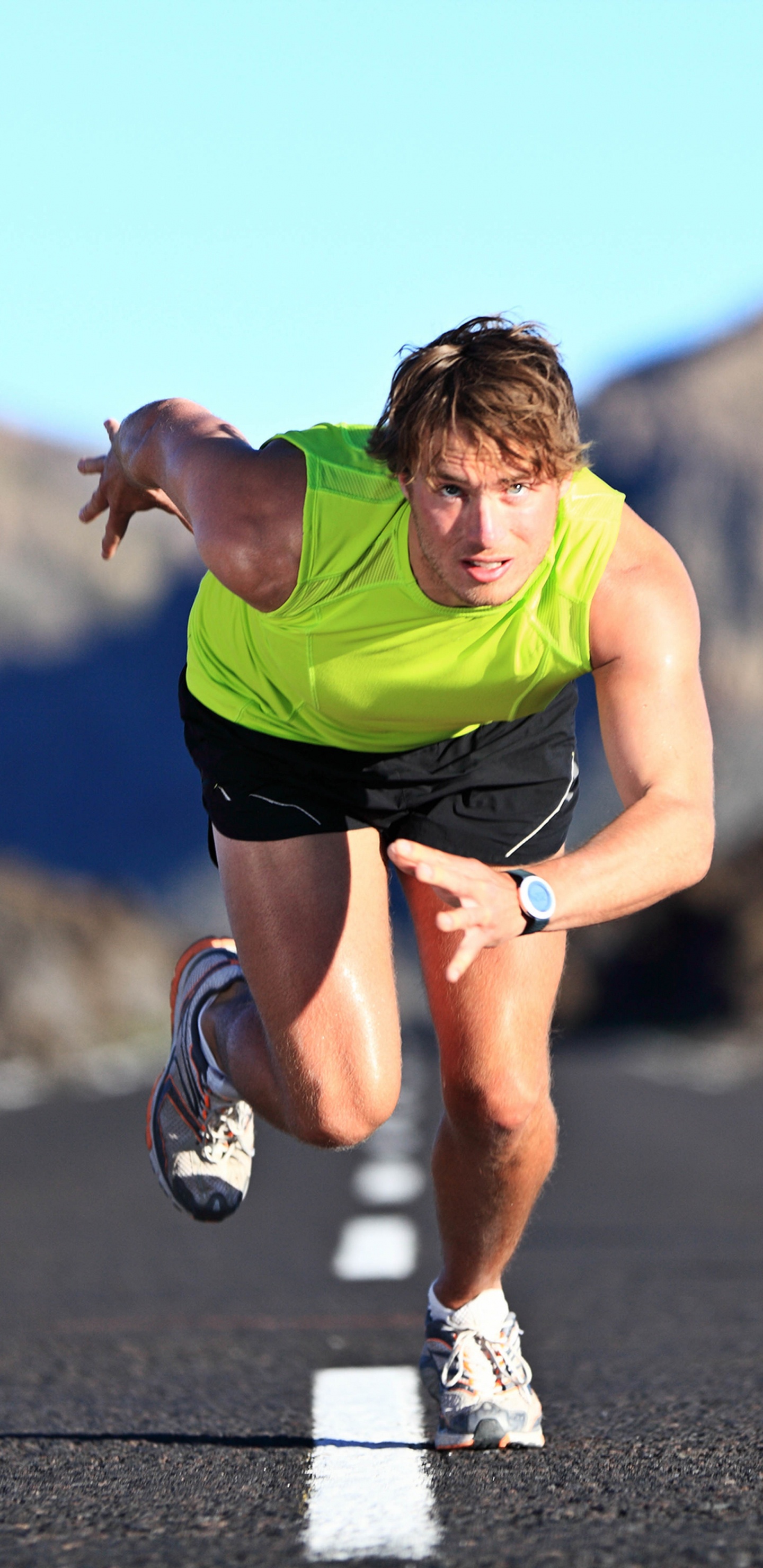 L'homme en Chemise Verte S'exécutant Sur la Route Pendant la Journée. Wallpaper in 1440x2960 Resolution