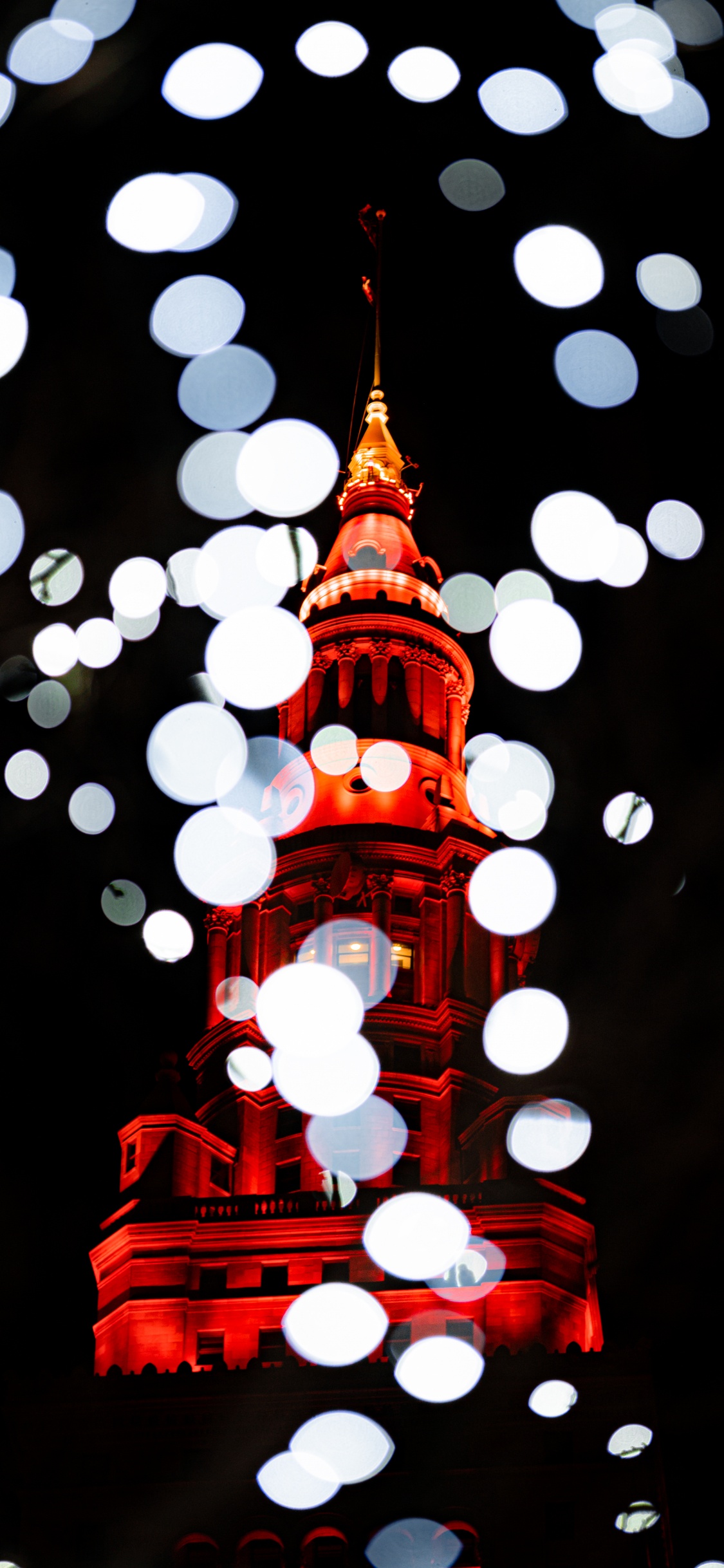Bâtiment Éclairé en Rouge et Blanc. Wallpaper in 1125x2436 Resolution