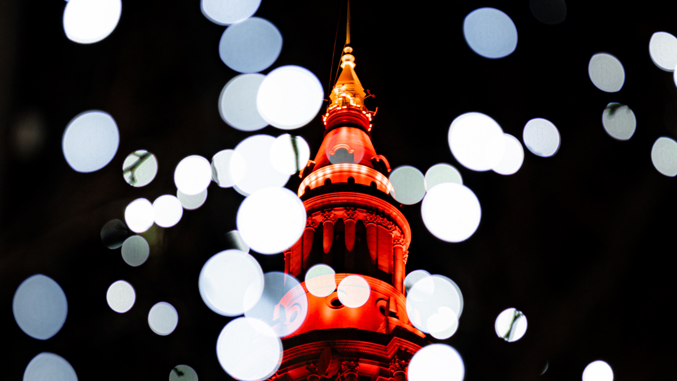 Bâtiment Éclairé en Rouge et Blanc. Wallpaper in 1366x768 Resolution