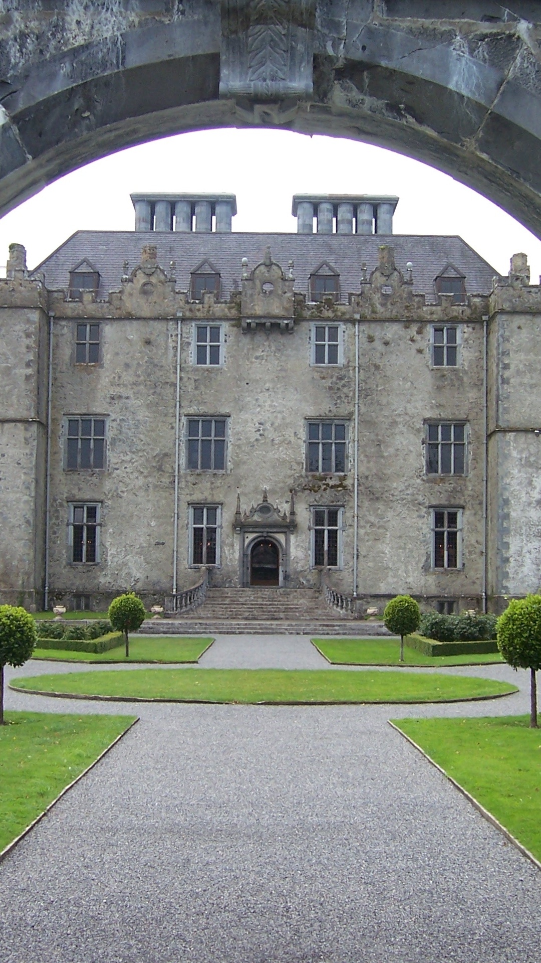 Edificio de Hormigón Gris Cerca Del Campo de Hierba Verde Durante el Día. Wallpaper in 1080x1920 Resolution