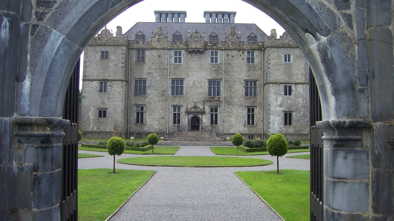 Bâtiment en Béton Gris Près du Champ D'herbe Verte Pendant la Journée. Wallpaper in 1280x720 Resolution