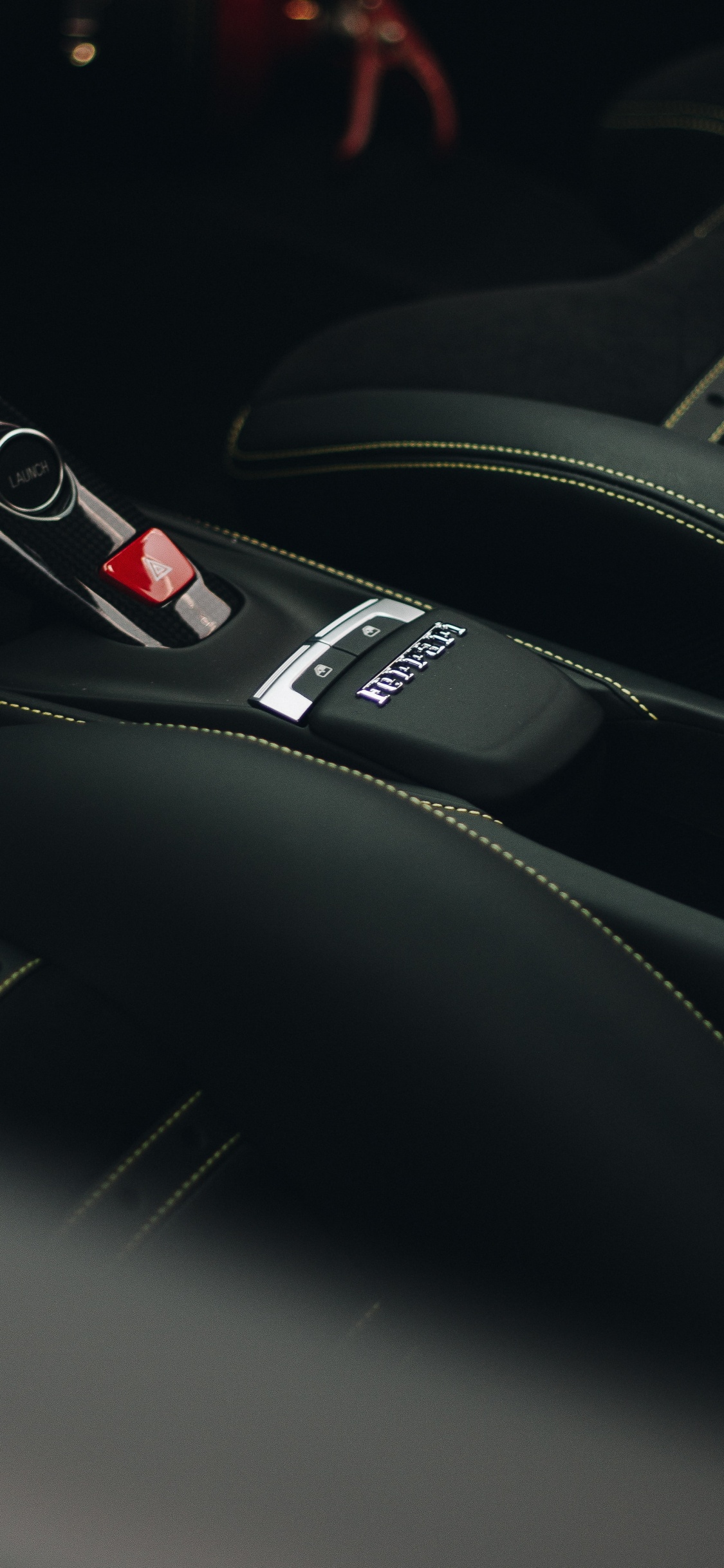 Volant de Voiture Noir et Rouge. Wallpaper in 1125x2436 Resolution