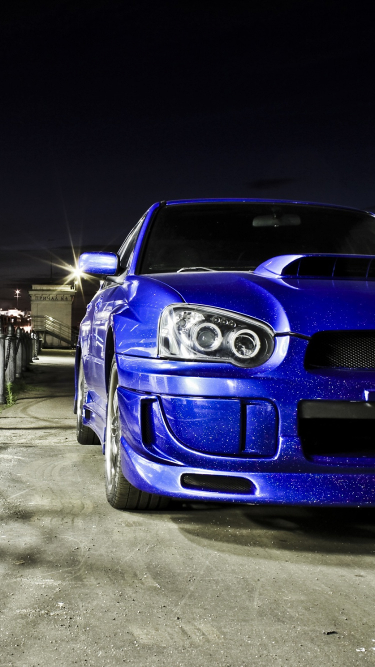 Blauer Bmw m 3 Parkte Nachts Auf Dem Parkplatz. Wallpaper in 750x1334 Resolution