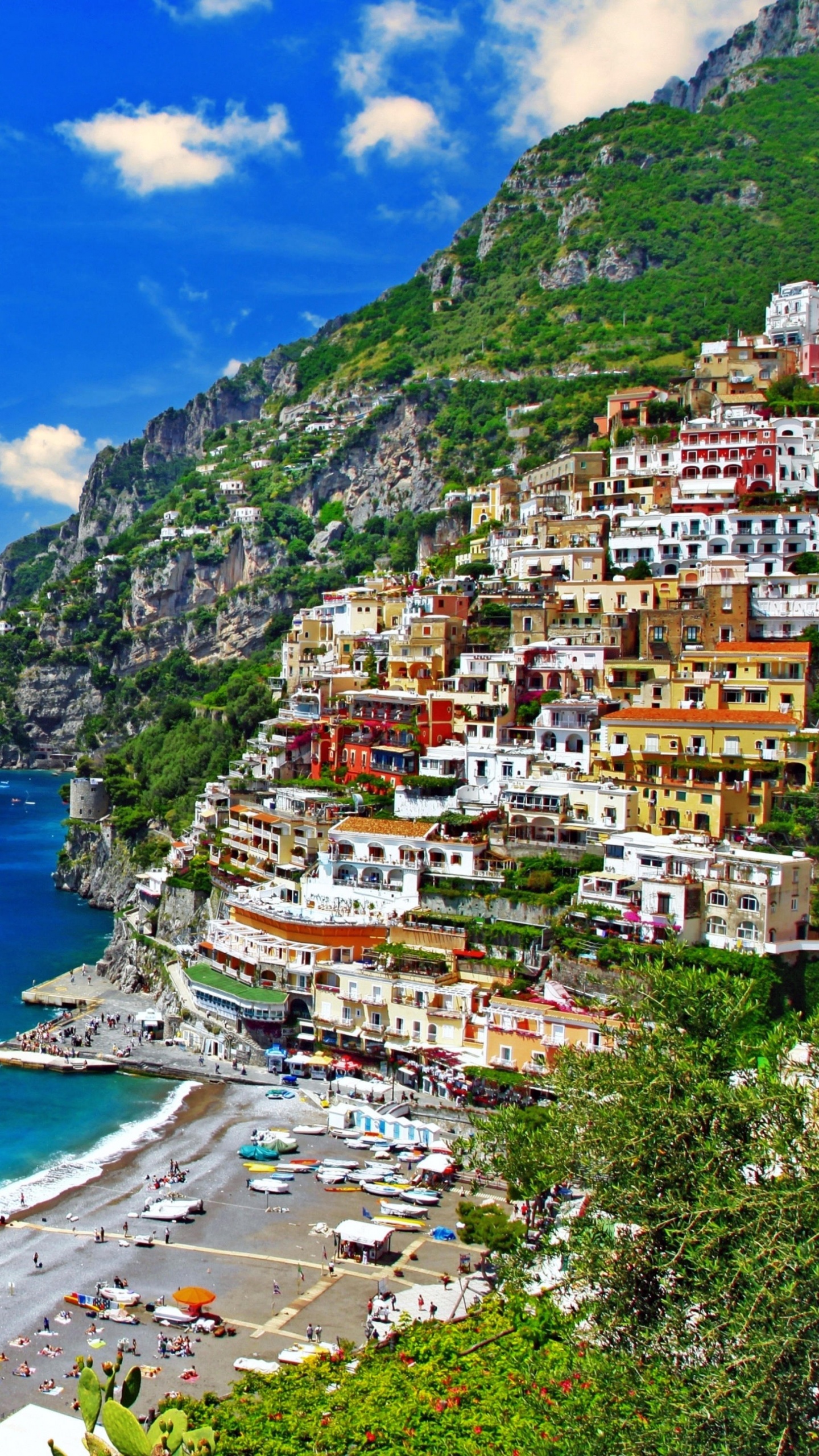 Vista Aérea de la Ciudad Cerca Del Cuerpo de Agua Durante el Día.. Wallpaper in 1440x2560 Resolution