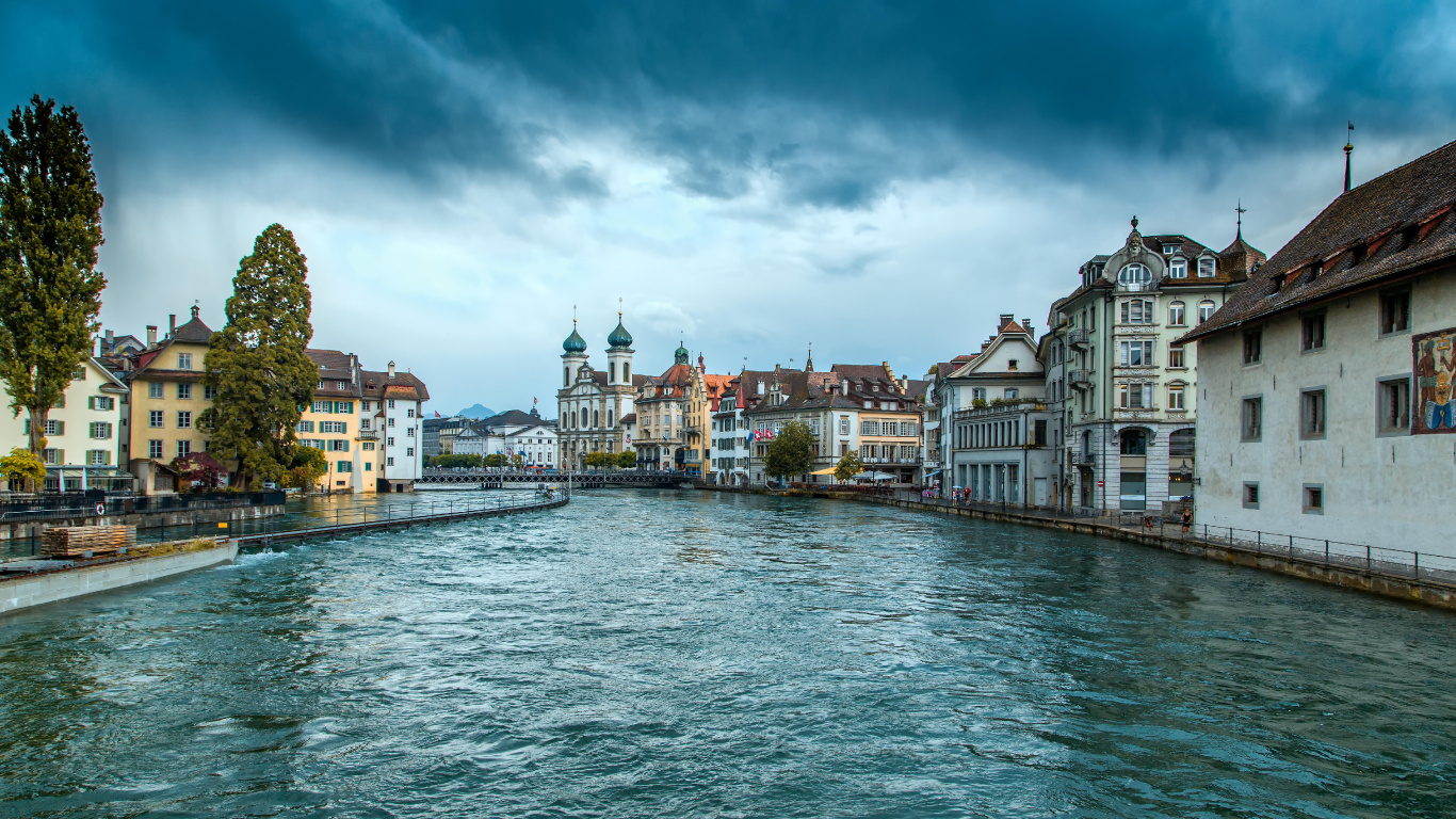 Weißes Und Braunes Betongebäude Neben Gewässer Unter Blauem Himmel Tagsüber During. Wallpaper in 1366x768 Resolution