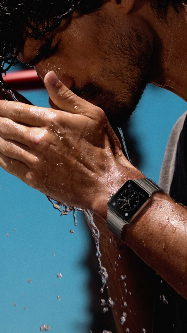 Hombre en Camiseta Sin Mangas Gris Con Reloj Negro. Wallpaper in 750x1334 Resolution