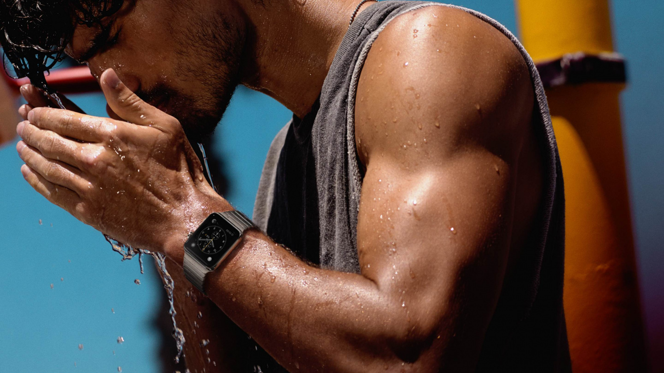 Homme en Débardeur Gris Portant Une Montre Noire. Wallpaper in 1366x768 Resolution