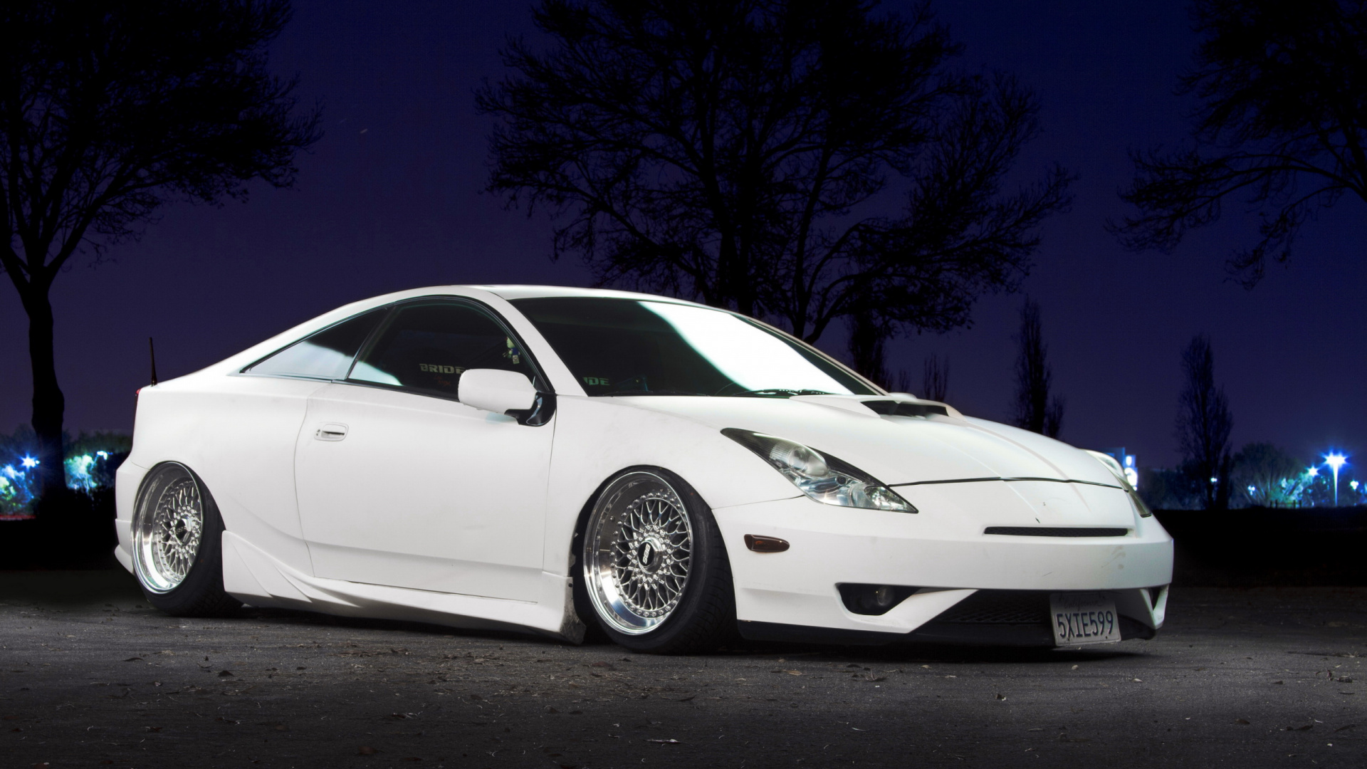 Weißer Porsche 911 Geparkt Auf Schwarzer Asphaltstraße Während Der Nachtzeit. Wallpaper in 1920x1080 Resolution