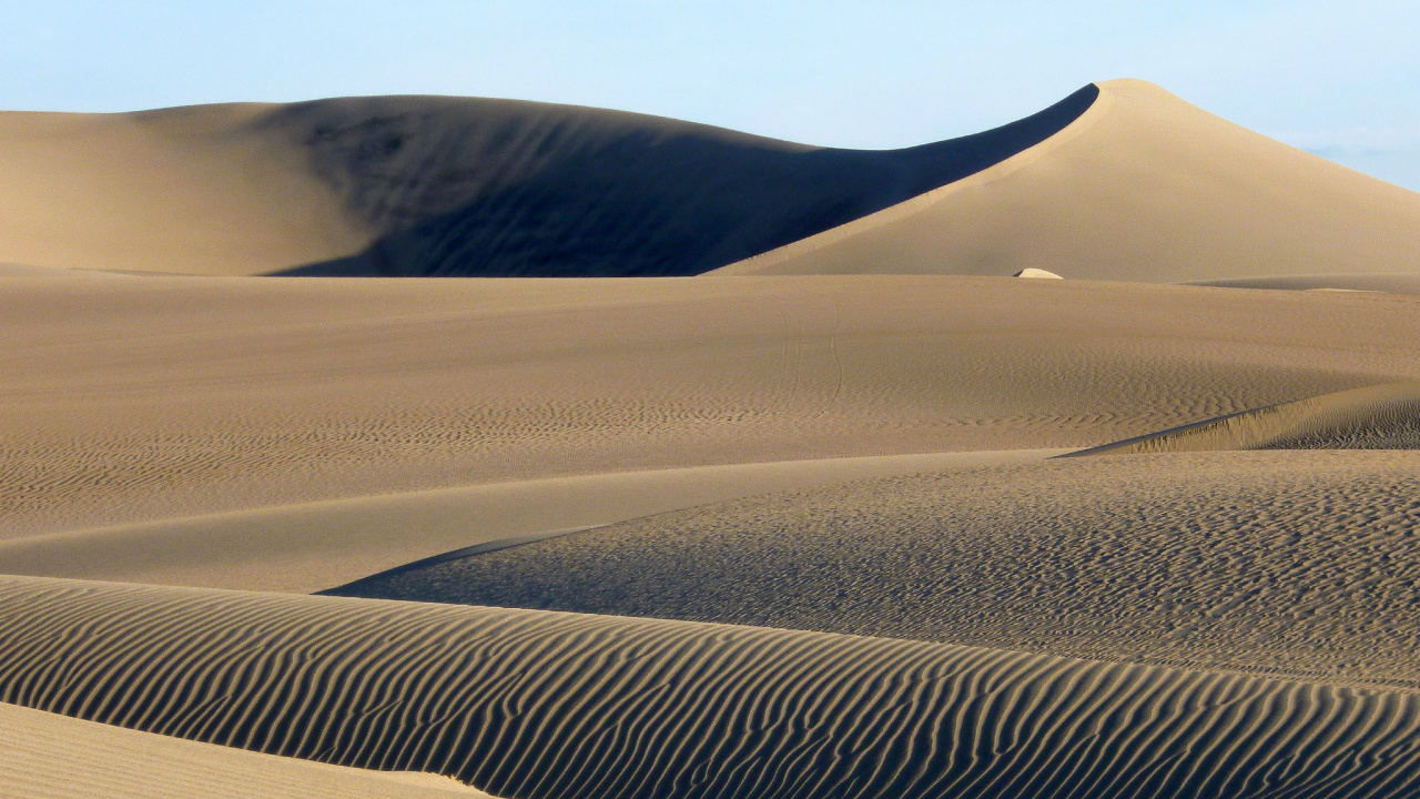 Dunas de Arena Marrón Durante el Día. Wallpaper in 1280x720 Resolution