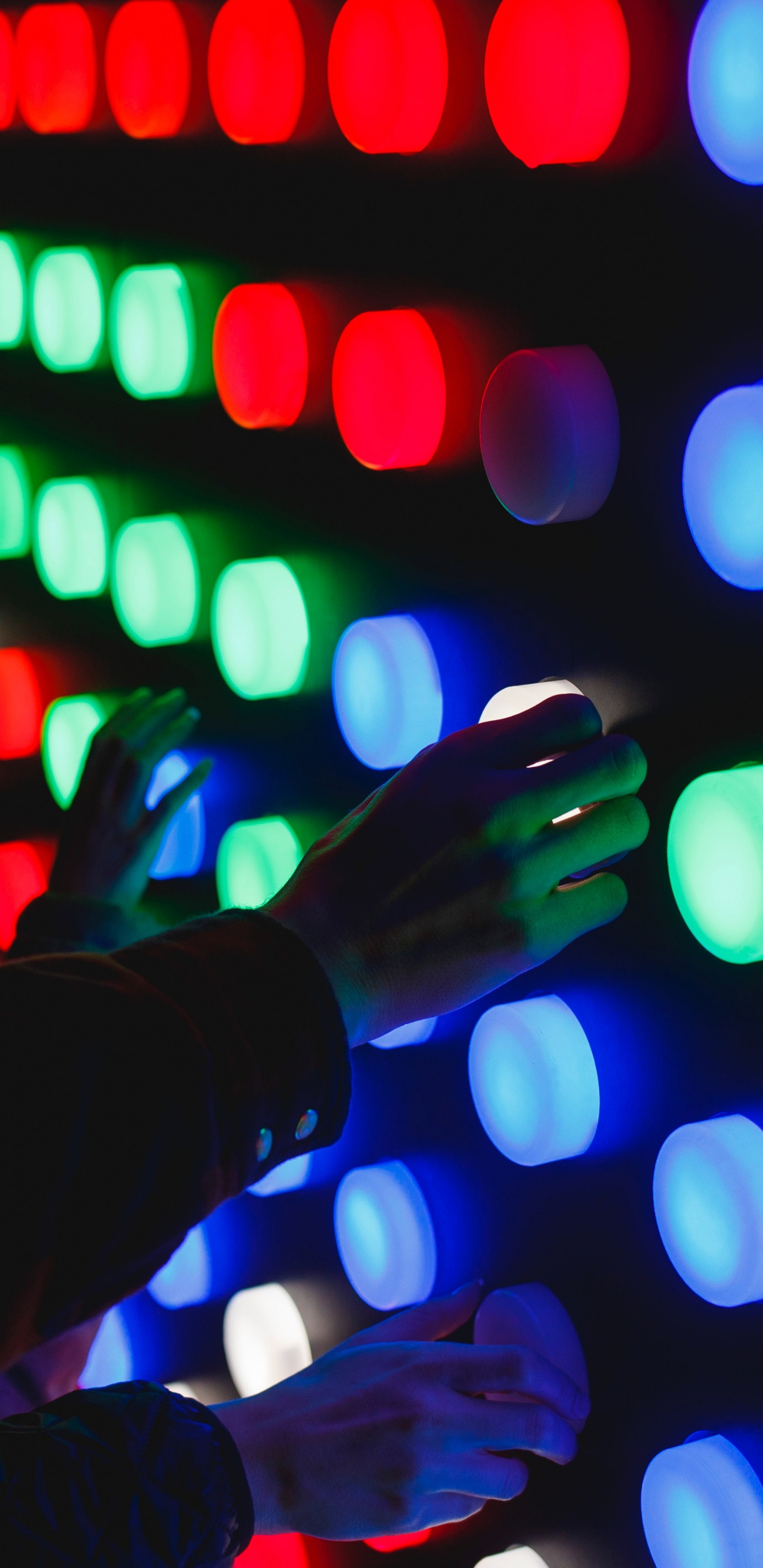 Personnes Main Avec Feu Vert Bokeh. Wallpaper in 1440x2960 Resolution