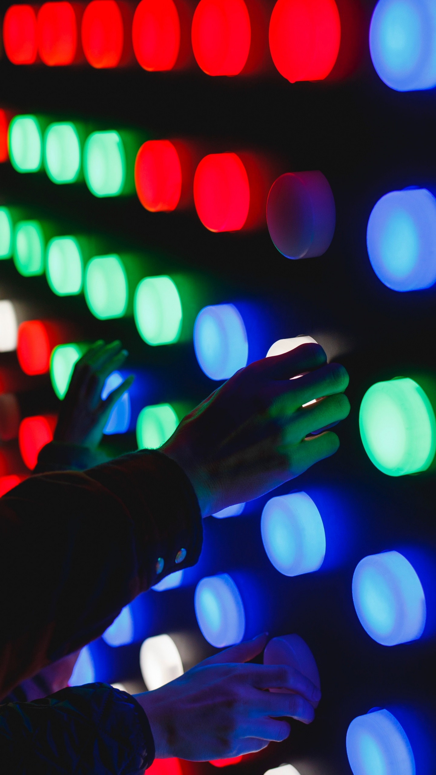 Mano de Personas Con Luz Verde Bokeh. Wallpaper in 1440x2560 Resolution