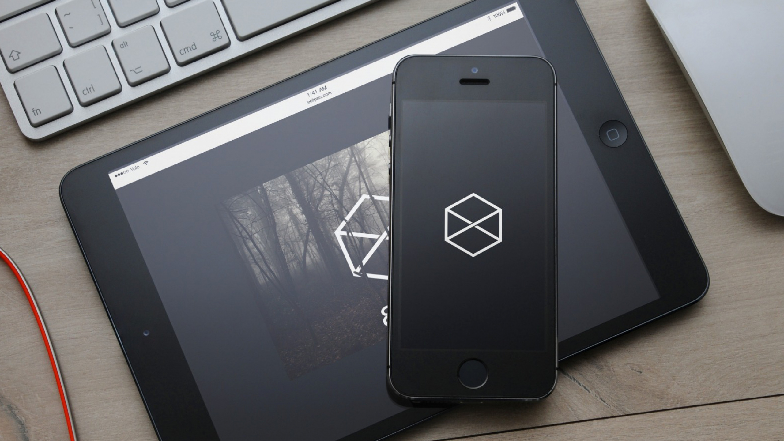 Ipad Negro Sobre Blanco Teclado de Computadora. Wallpaper in 2560x1440 Resolution