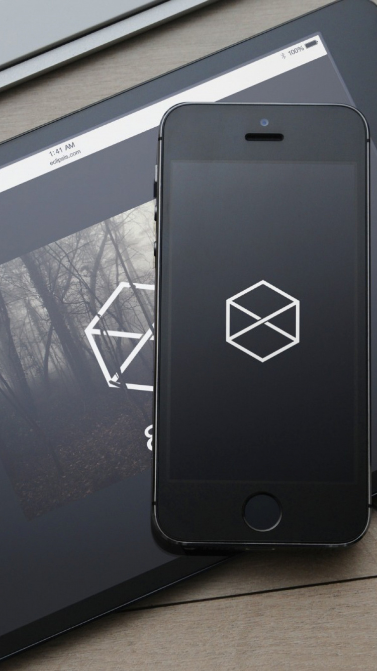 Ipad Negro Sobre Blanco Teclado de Computadora. Wallpaper in 750x1334 Resolution