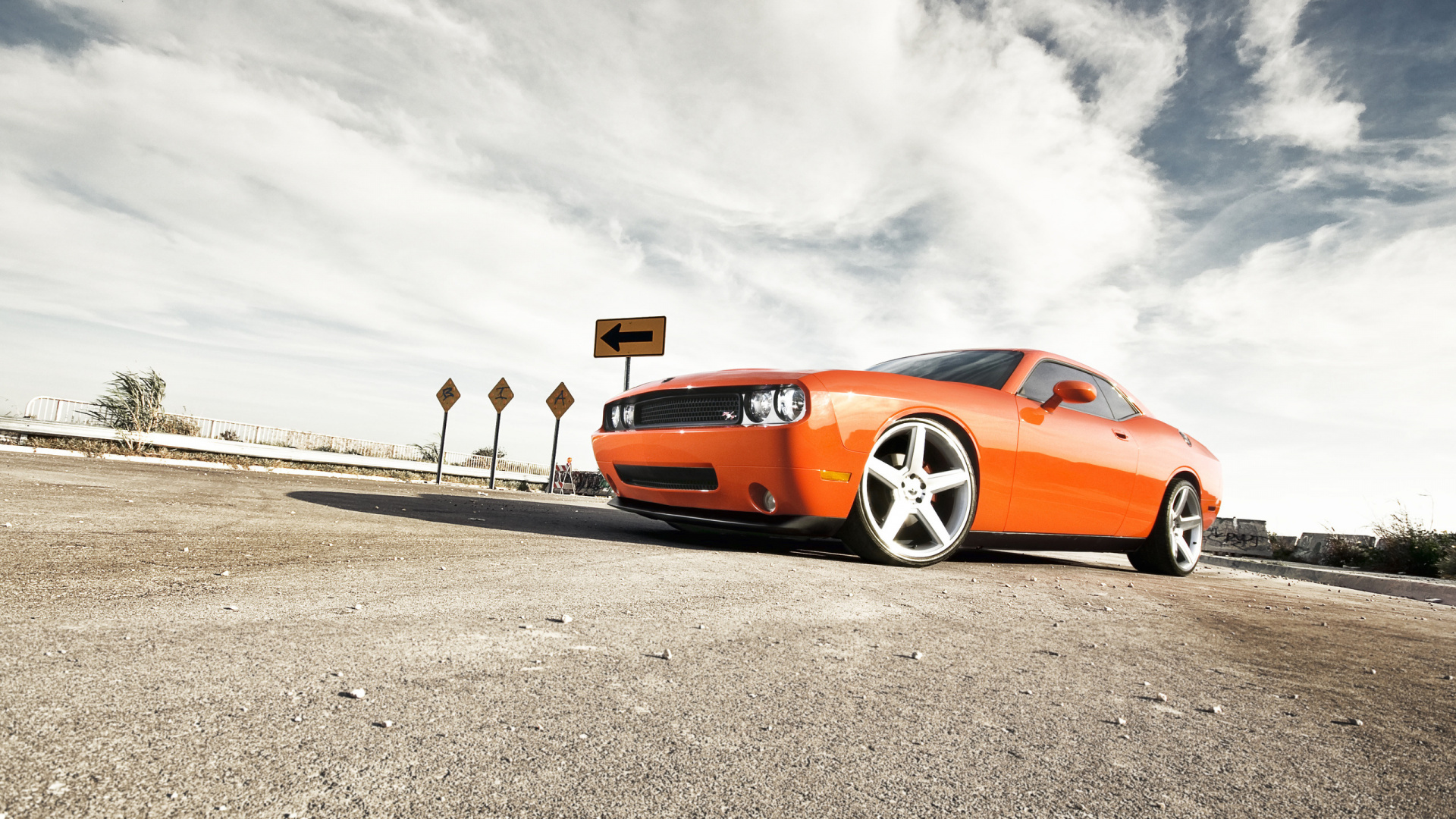 Porsche 911 Naranja Sobre la Carretera de Asfalto Gris Bajo Las Nubes Blancas Durante el Día. Wallpaper in 1920x1080 Resolution