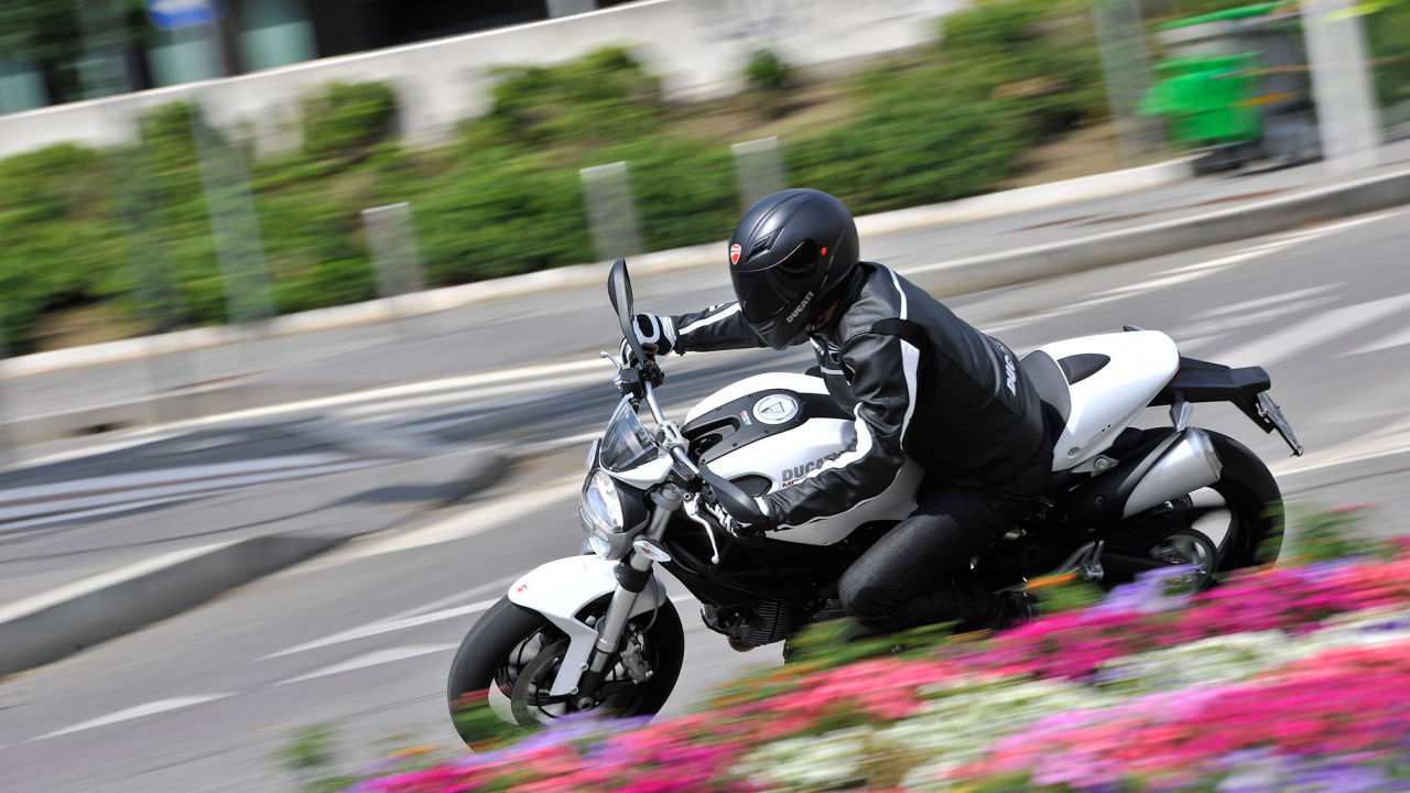 Mann Mit Schwarzem Helm, Der Auf Einem Weißen Und Schwarzen Sportrad Fährt Riding. Wallpaper in 1280x720 Resolution