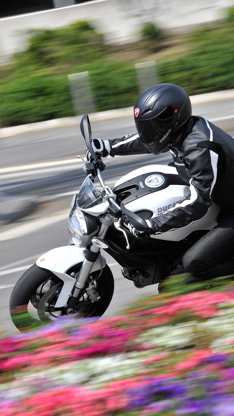 Mann Mit Schwarzem Helm, Der Auf Einem Weißen Und Schwarzen Sportrad Fährt Riding. Wallpaper in 750x1334 Resolution