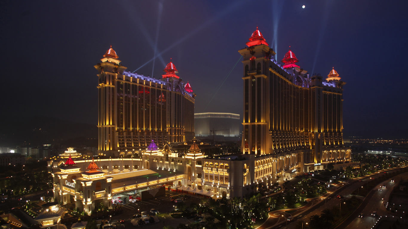 Immeuble de Grande Hauteur Pendant la Nuit. Wallpaper in 1366x768 Resolution