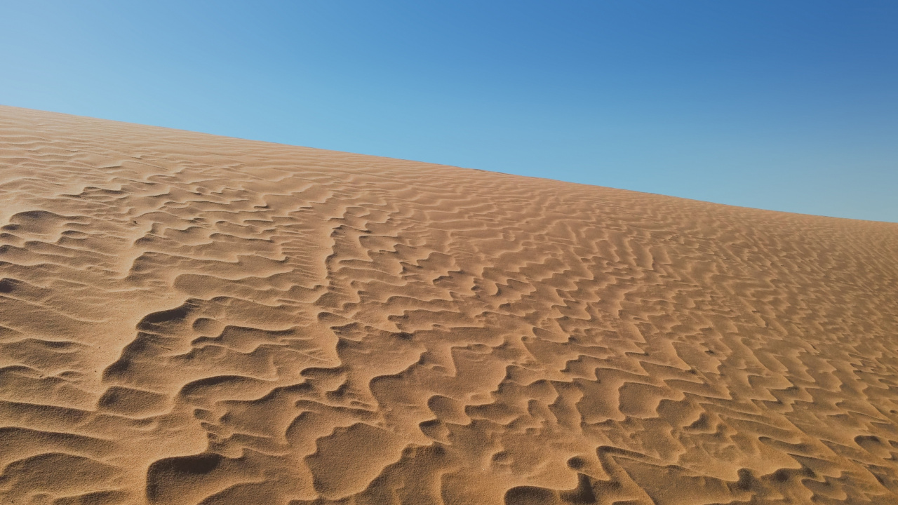 Brown Sand Under Blue Sky During Daytime. Wallpaper in 1280x720 Resolution