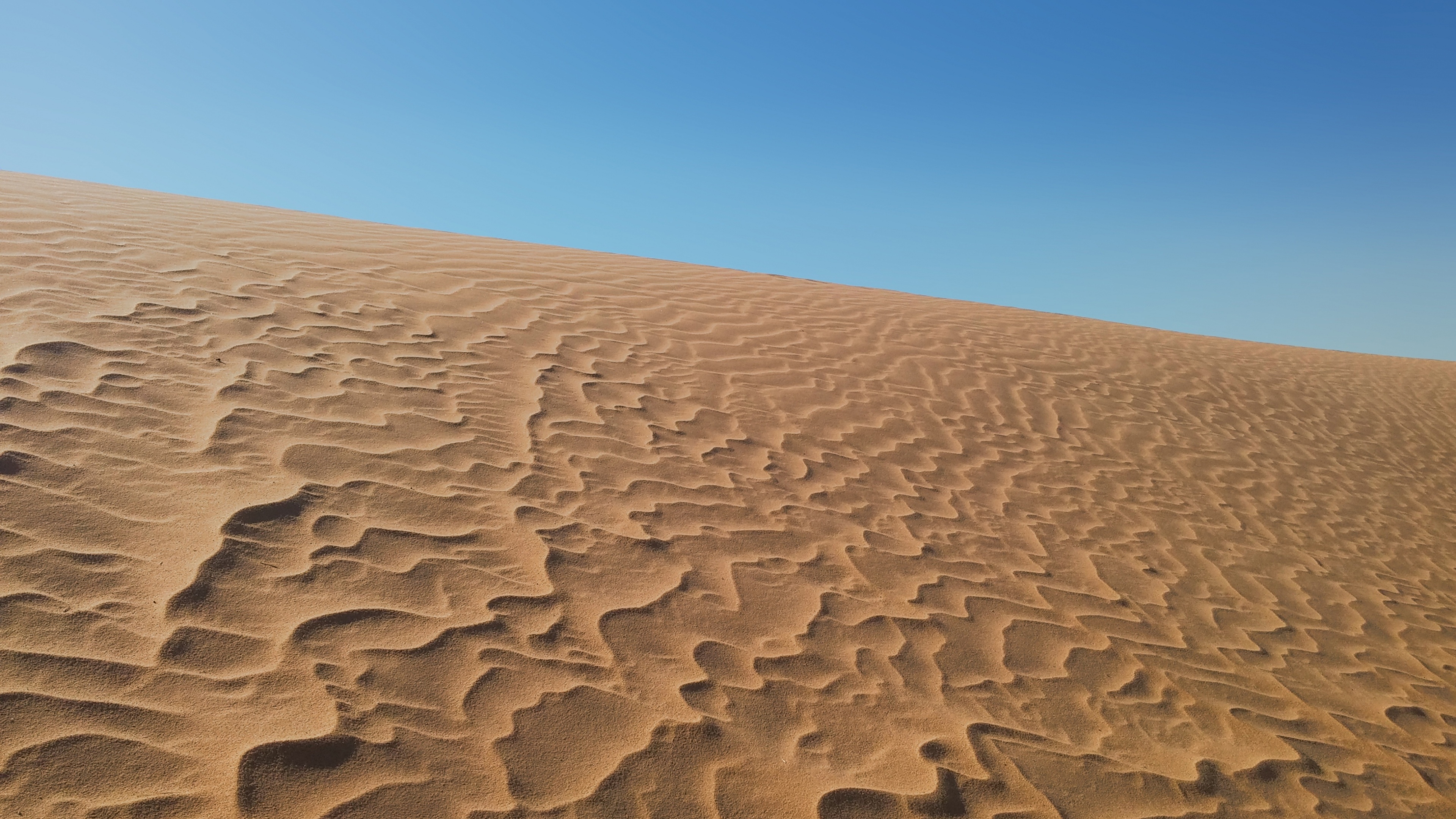 Brown Sand Under Blue Sky During Daytime. Wallpaper in 3840x2160 Resolution