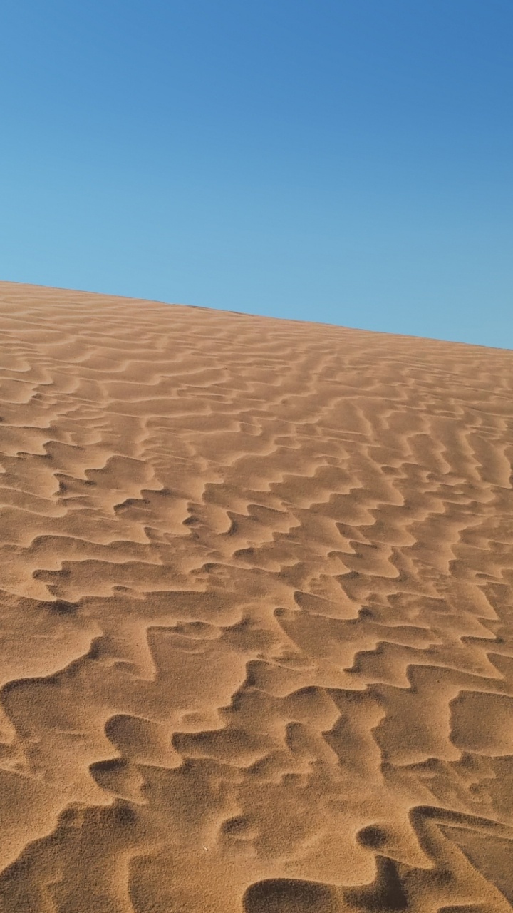 Brown Sand Under Blue Sky During Daytime. Wallpaper in 720x1280 Resolution