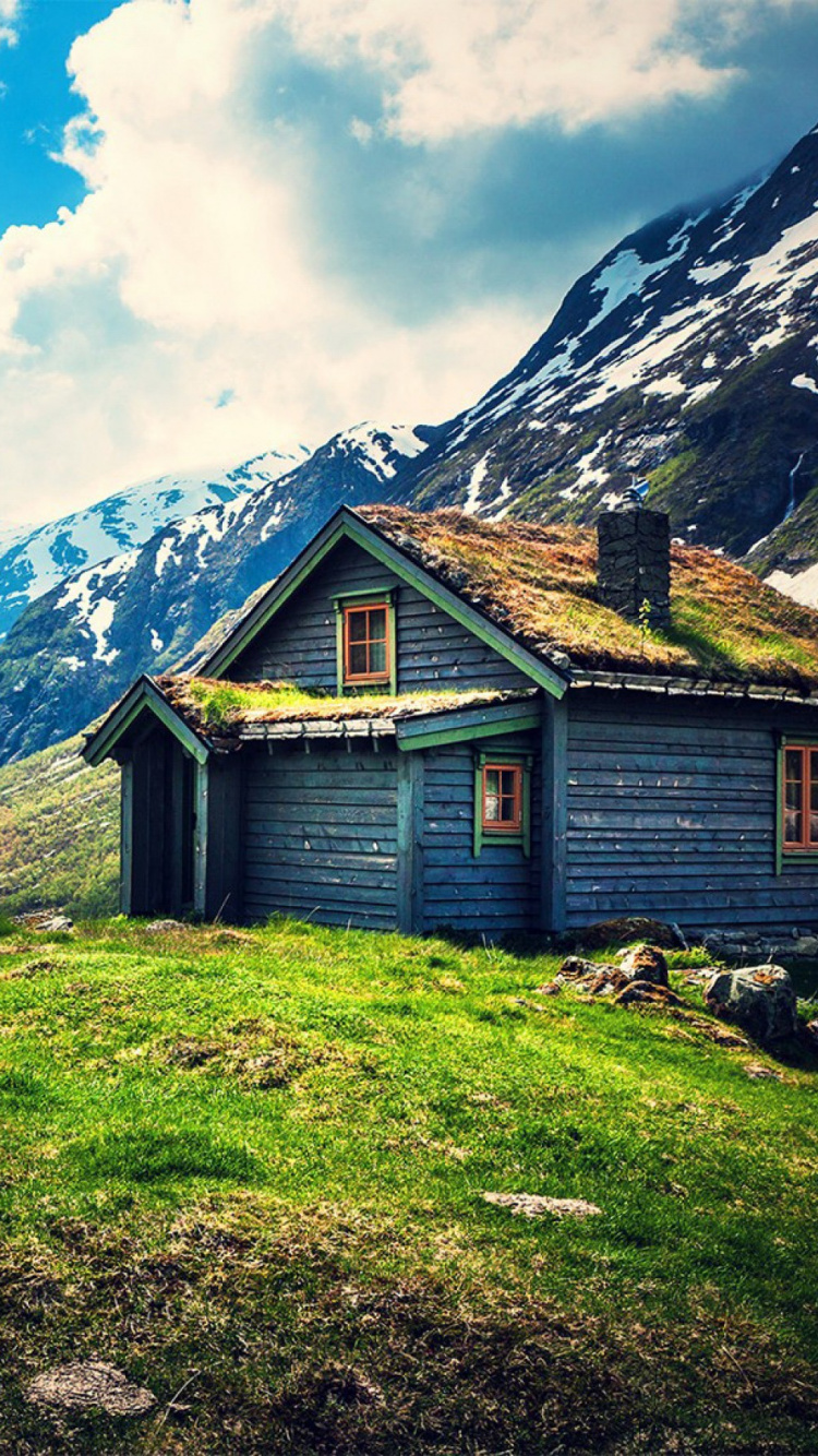 Maison en Bois Marron Sur Terrain D'herbe Verte Près Des Montagnes Sous Ciel Bleu Pendant la Journée. Wallpaper in 750x1334 Resolution