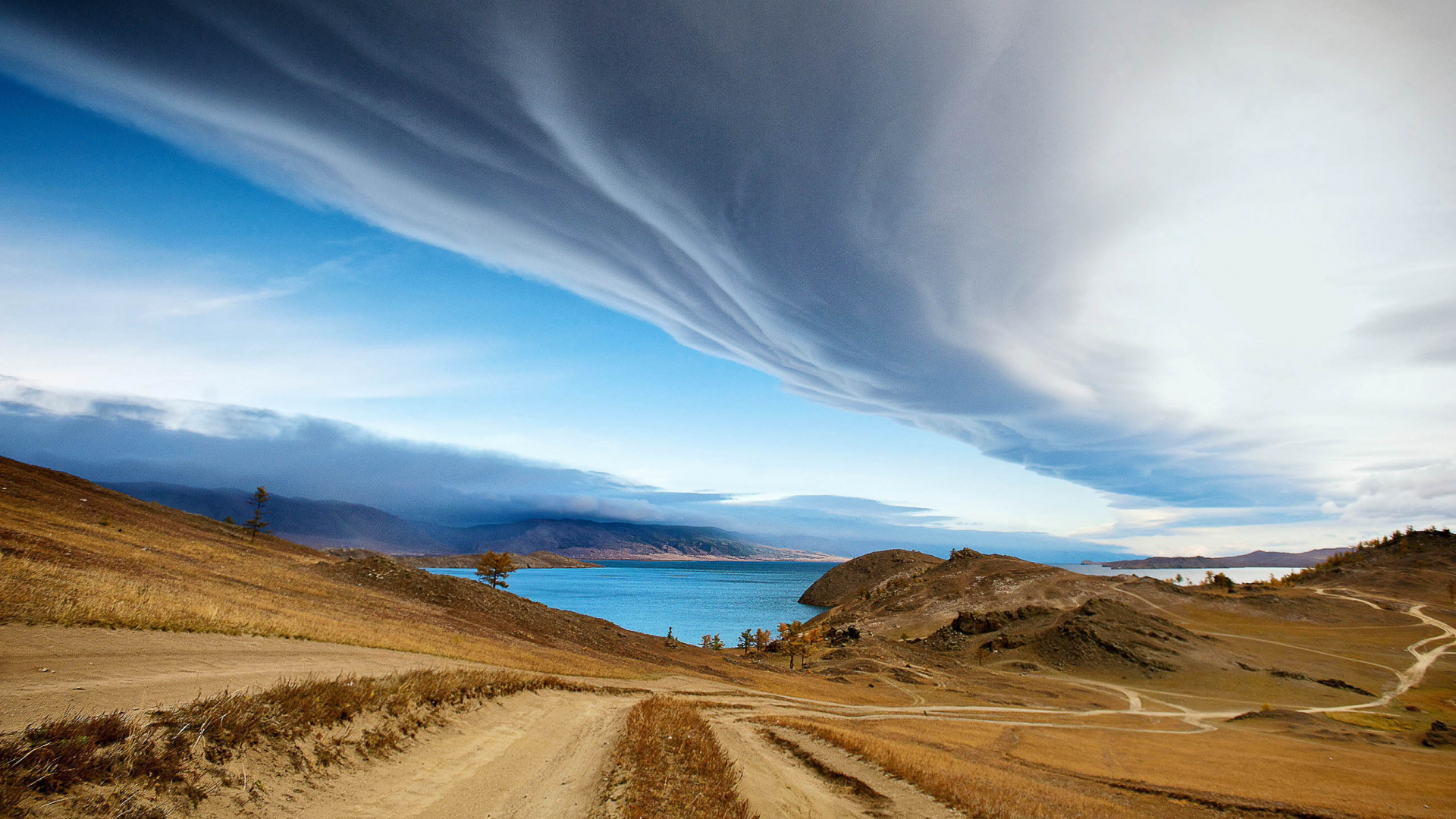 Braunes Feld Unter Blauem Himmel Tagsüber. Wallpaper in 1920x1080 Resolution