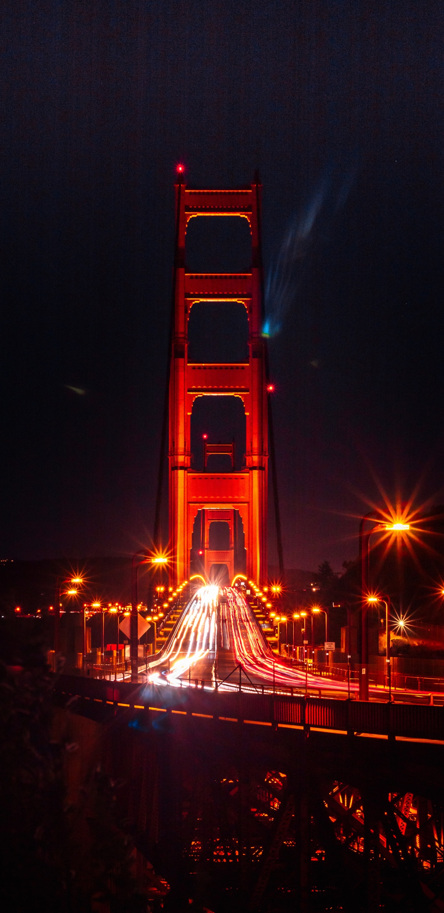 Tour Rouge Avec Des Lumières Pendant la Nuit. Wallpaper in 1440x2960 Resolution