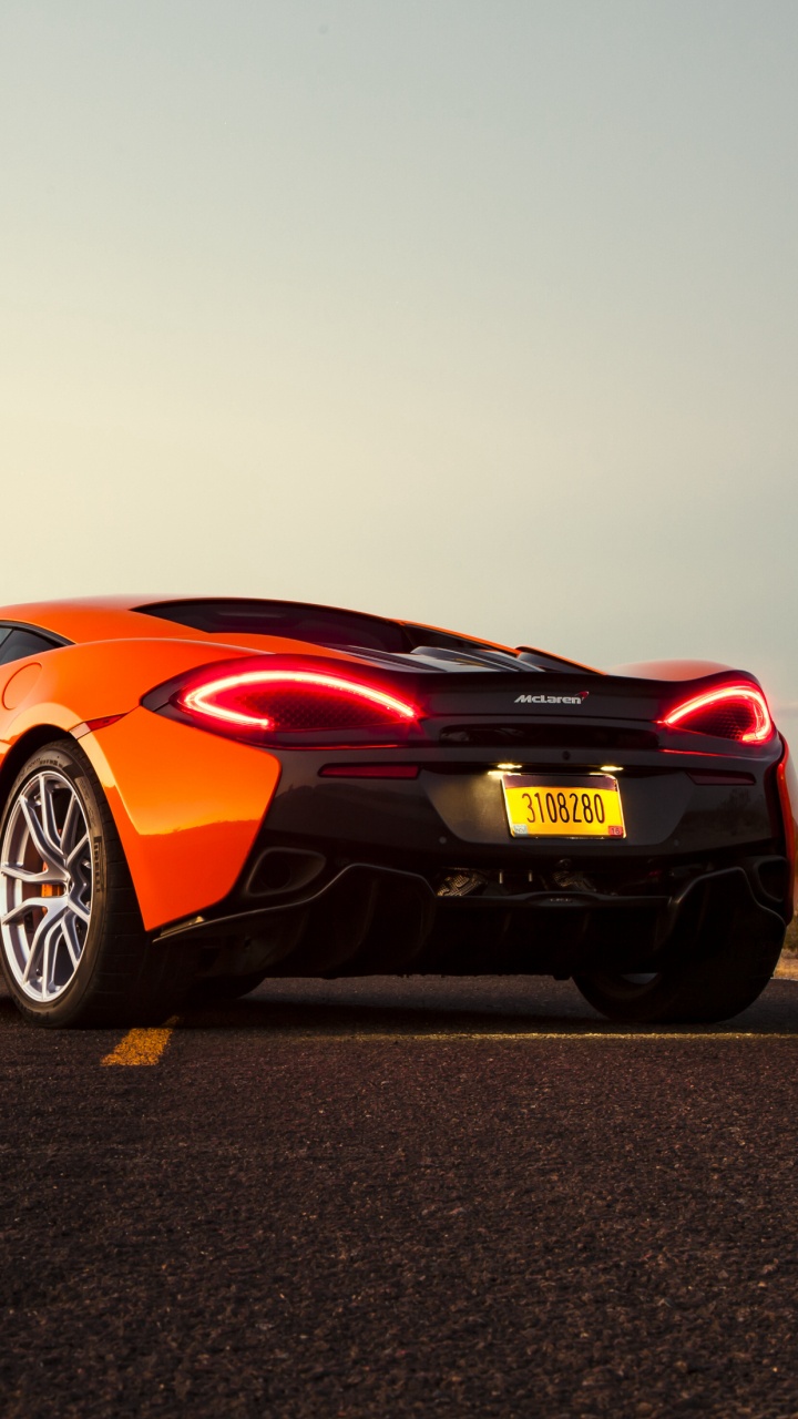 Roter Ferrari 458 Italia Unterwegs. Wallpaper in 720x1280 Resolution