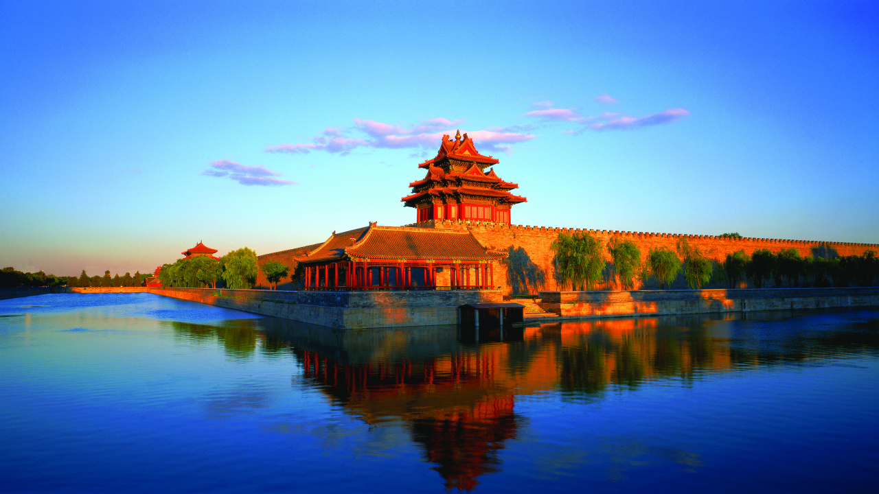 Brown and Black Temple Near Lake Under Blue Sky During Daytime. Wallpaper in 1280x720 Resolution