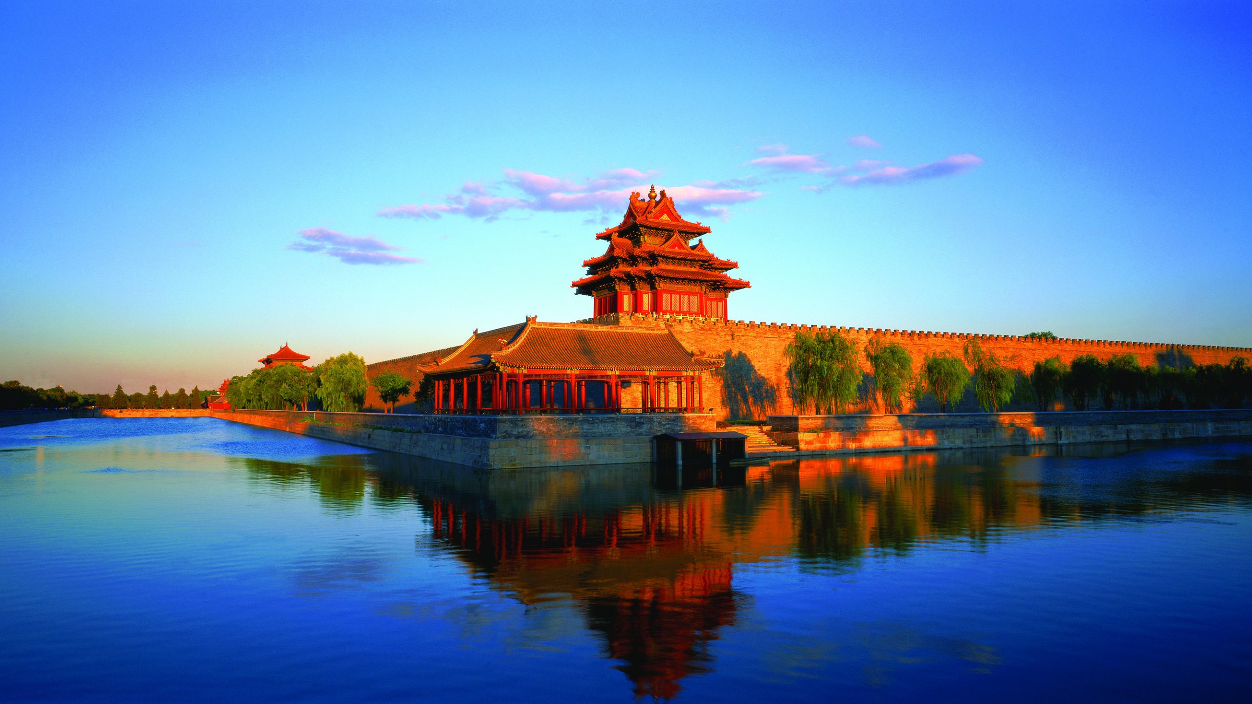 Brown and Black Temple Near Lake Under Blue Sky During Daytime. Wallpaper in 2560x1440 Resolution