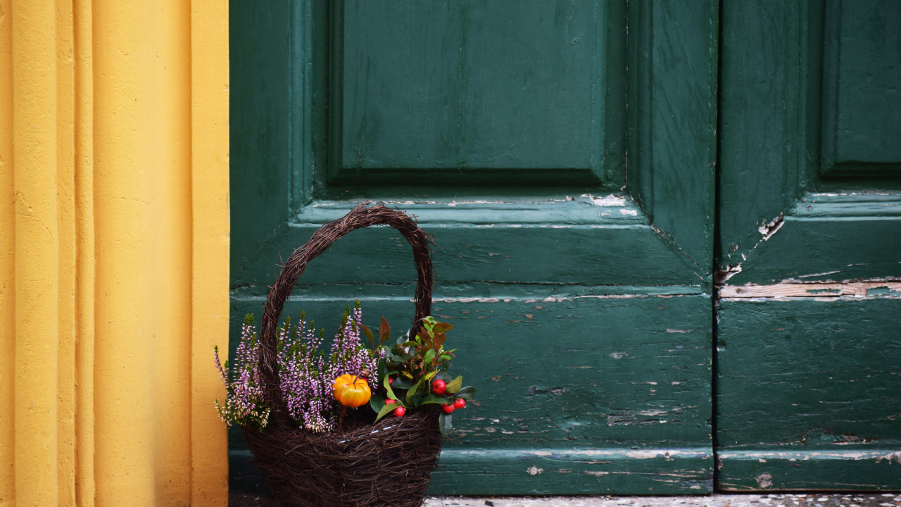 Brown Wicker Basket With Green Leaves on Gray Concrete Floor. Wallpaper in 1280x720 Resolution