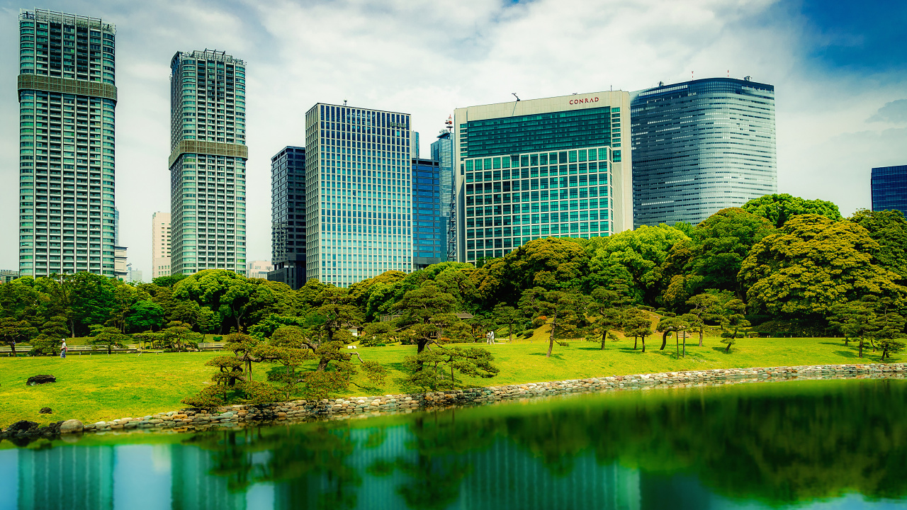 Green Grass Field Near Body of Water During Daytime. Wallpaper in 1280x720 Resolution