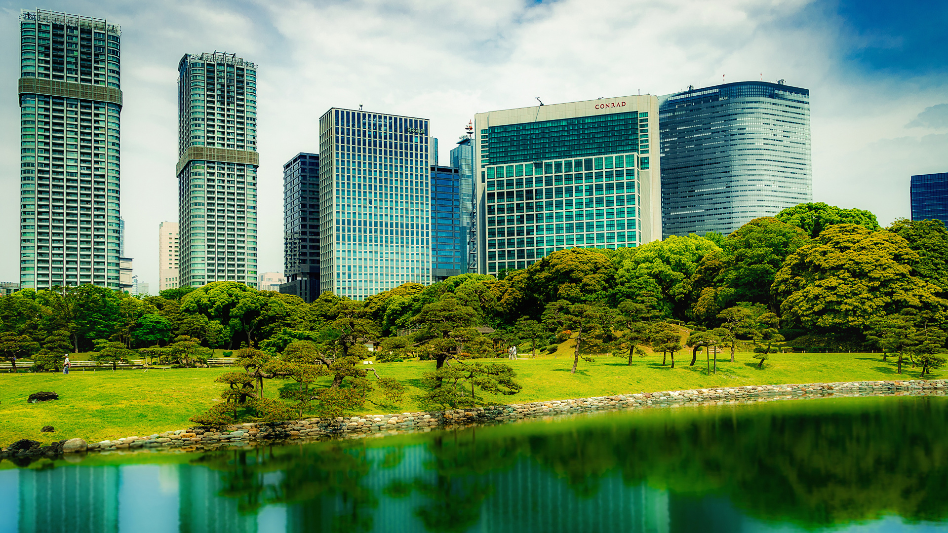 Green Grass Field Near Body of Water During Daytime. Wallpaper in 1920x1080 Resolution