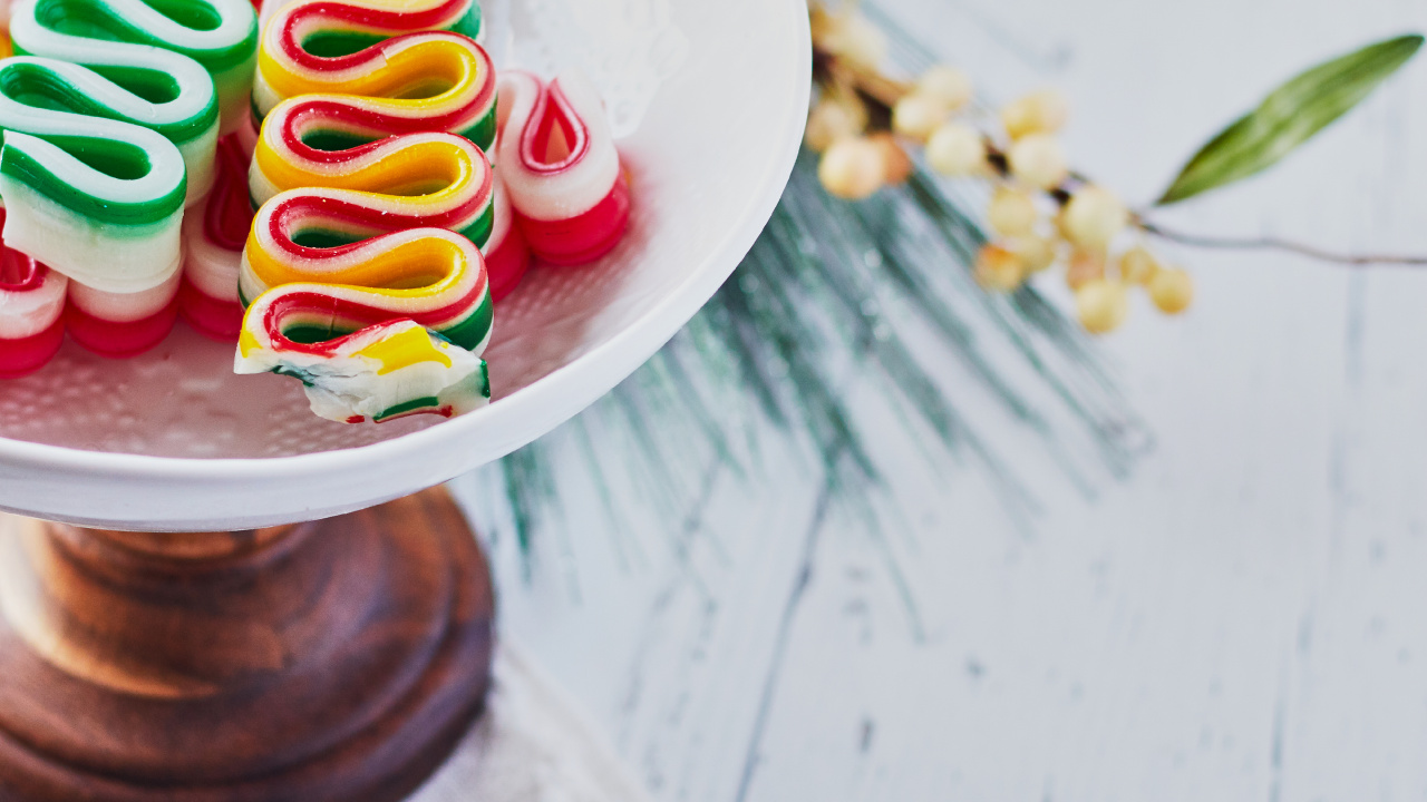 Weißer Runder Keramikteller Mit Bunten Bonbons. Wallpaper in 1280x720 Resolution