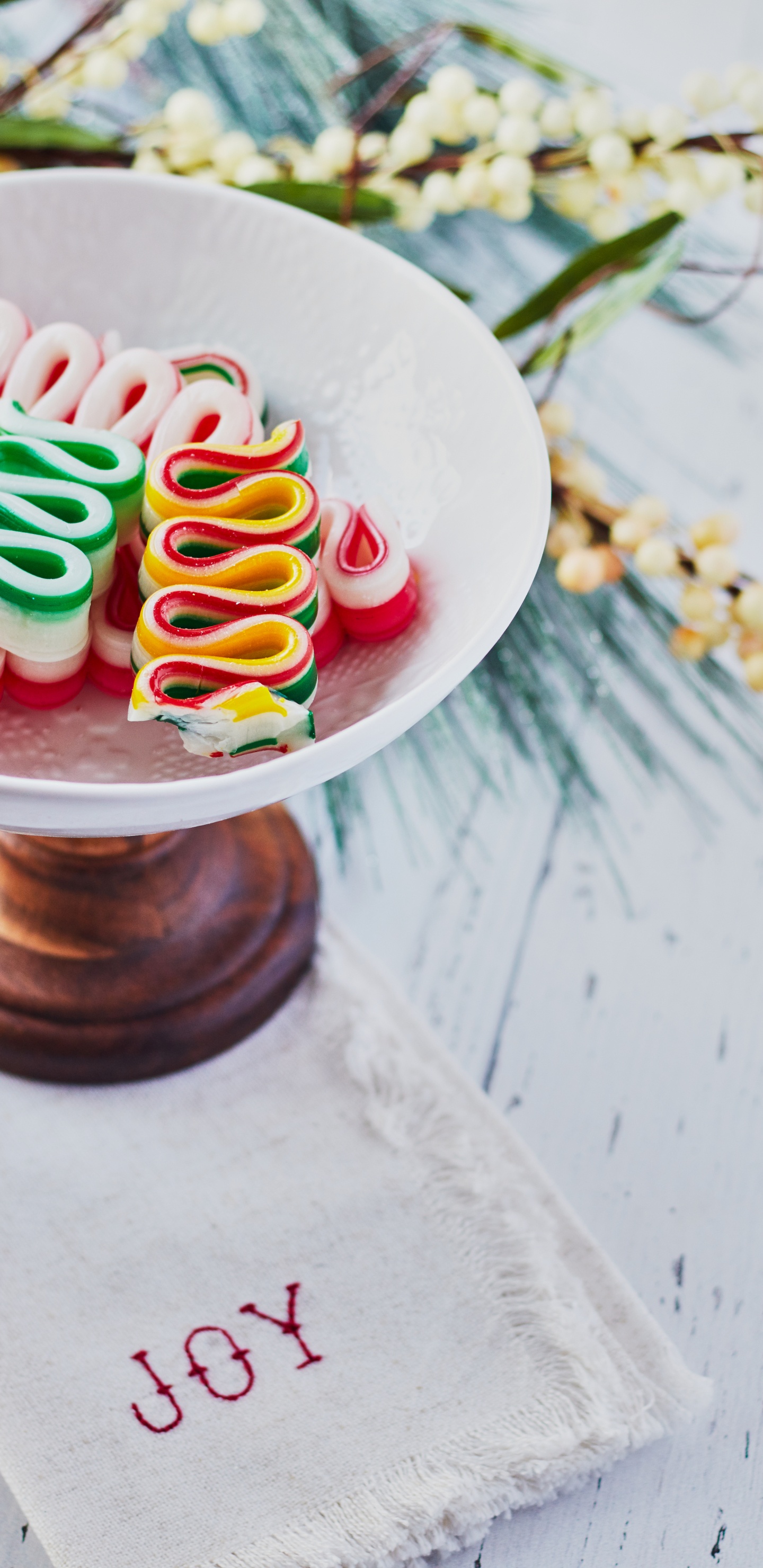 Weißer Runder Keramikteller Mit Bunten Bonbons. Wallpaper in 1440x2960 Resolution