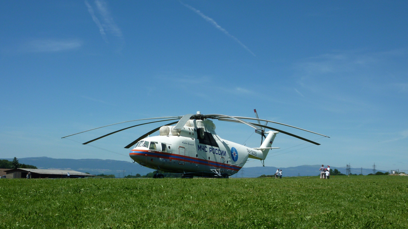 Weißer Und Roter Hubschrauber Auf Grüner Wiese Unter Blauem Himmel Tagsüber. Wallpaper in 1366x768 Resolution