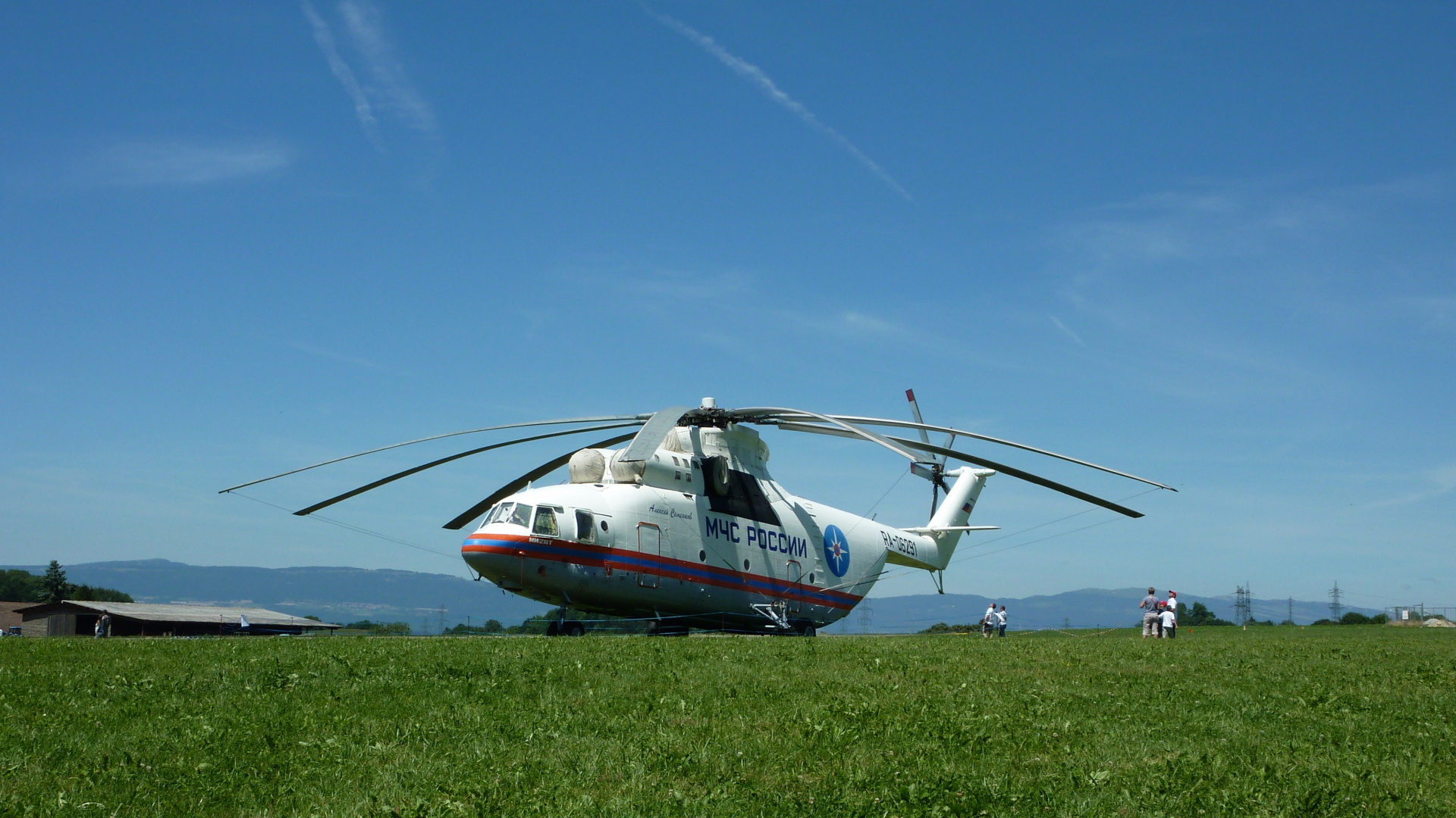 Weißer Und Roter Hubschrauber Auf Grüner Wiese Unter Blauem Himmel Tagsüber. Wallpaper in 1920x1080 Resolution