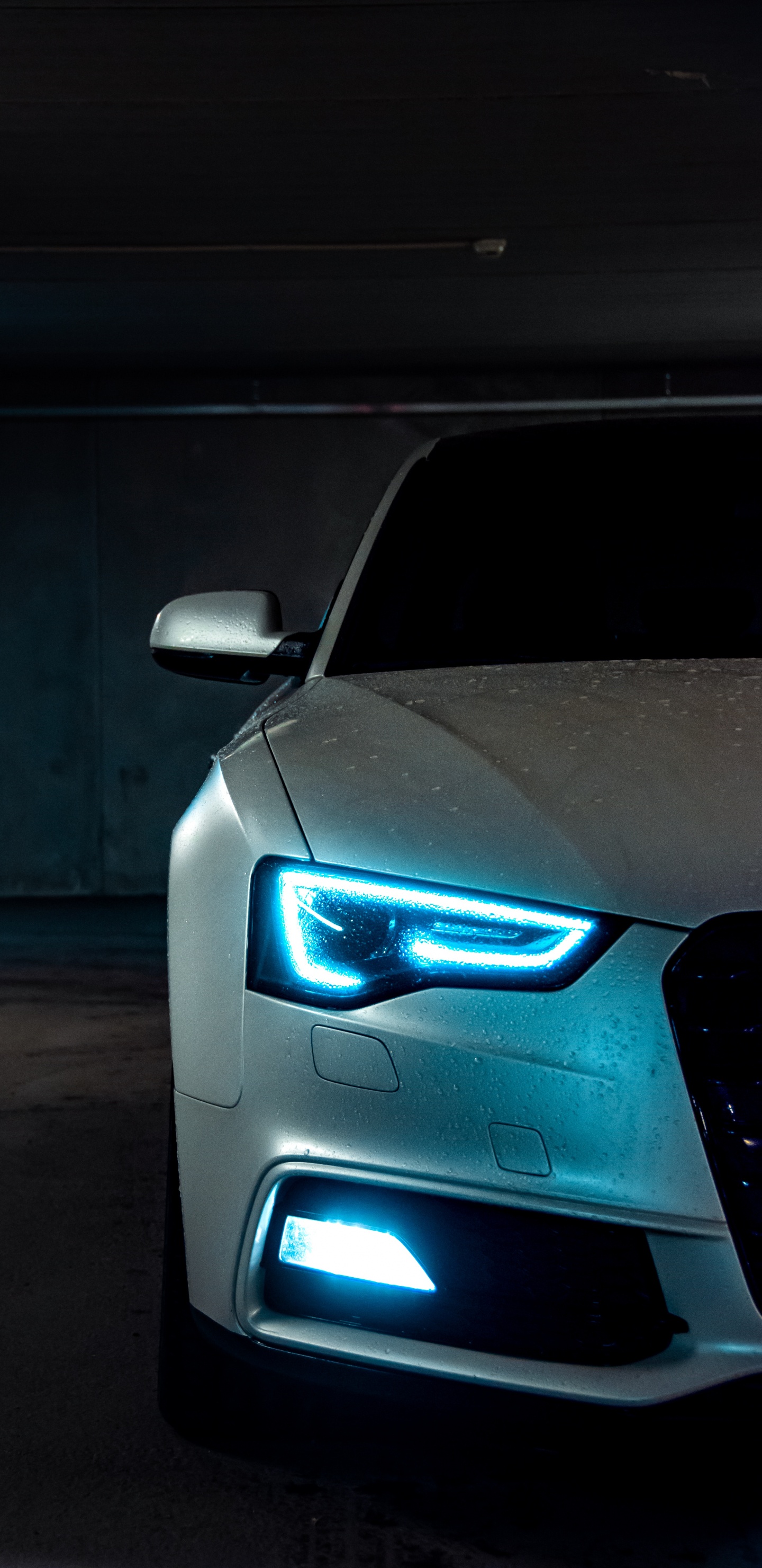 Graue Autotür Mit Schwarzem Griff. Wallpaper in 1440x2960 Resolution