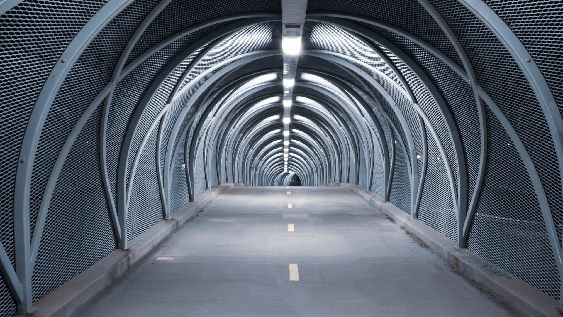 Couloir en Bois Marron Avec Garde-corps en Métal Bleu. Wallpaper in 1920x1080 Resolution