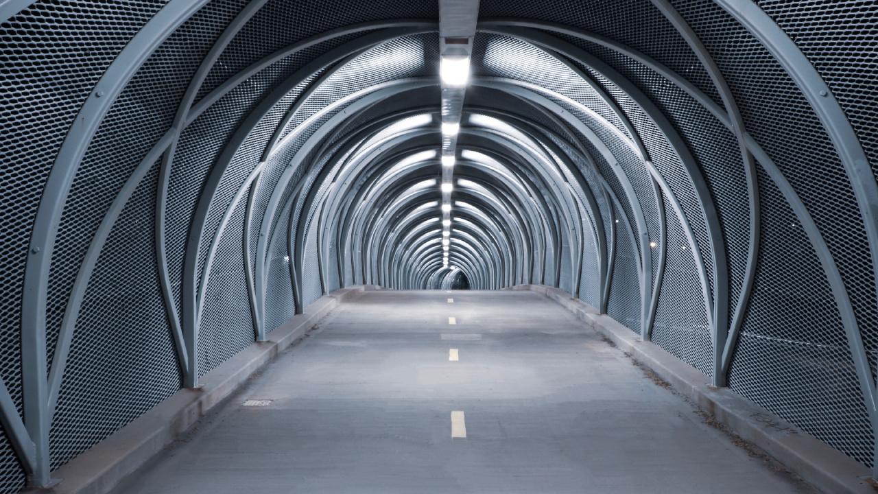 Brauner Holzflur Mit Blauem Metallgeländer. Wallpaper in 1280x720 Resolution